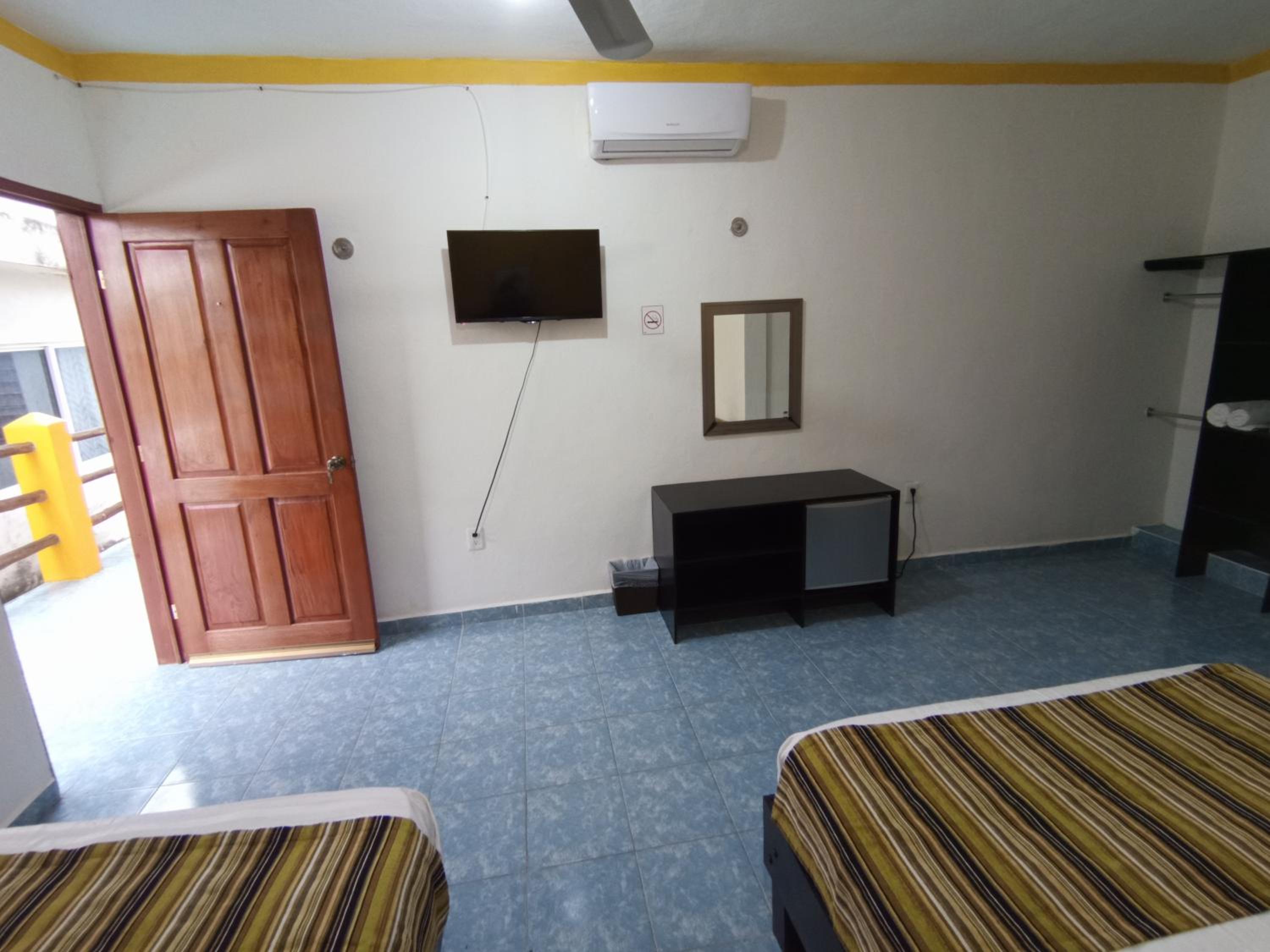 Twin Room with Private Bathroom - Photo 7