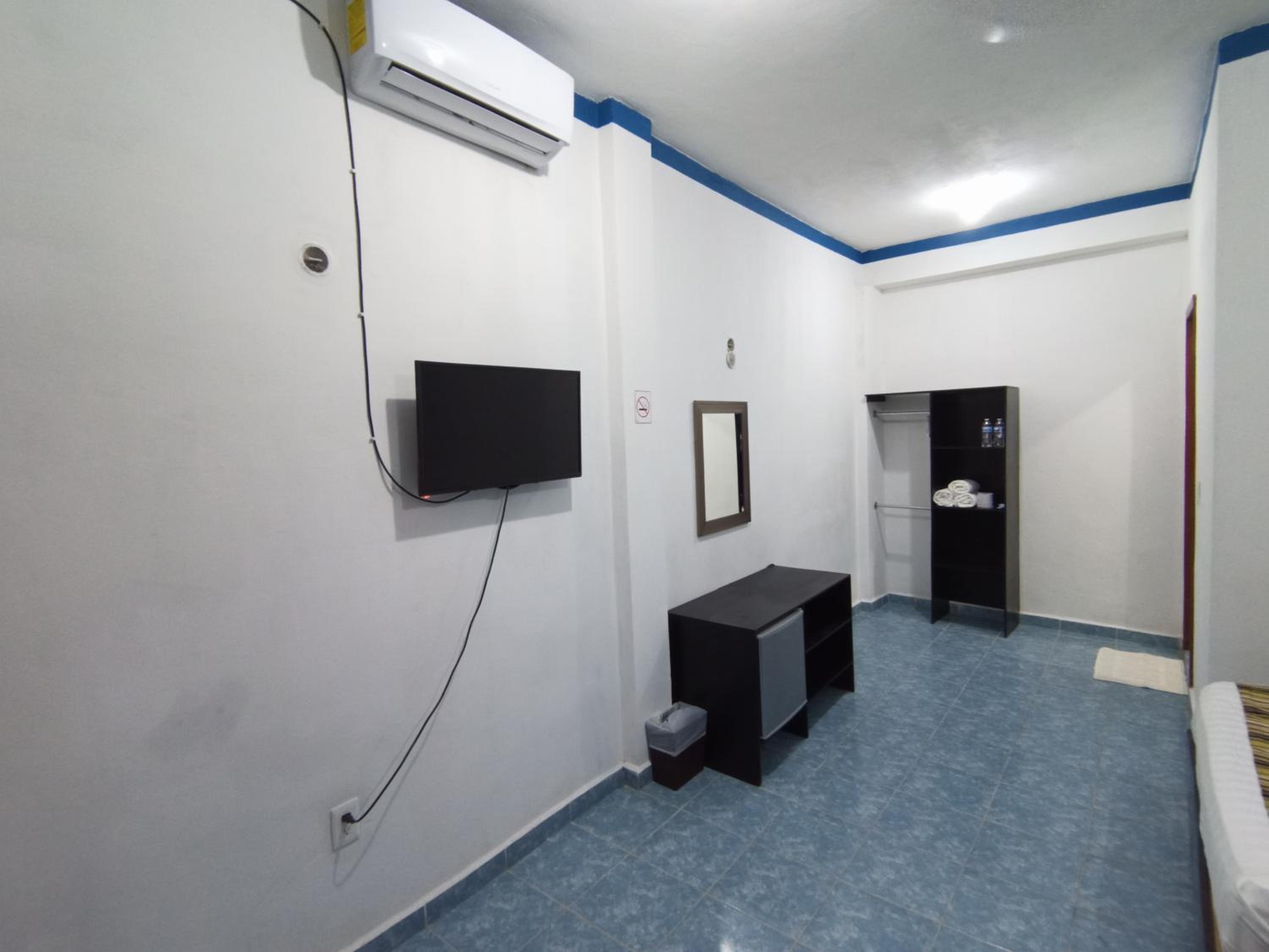 Twin Room with Private Bathroom - Photo 5