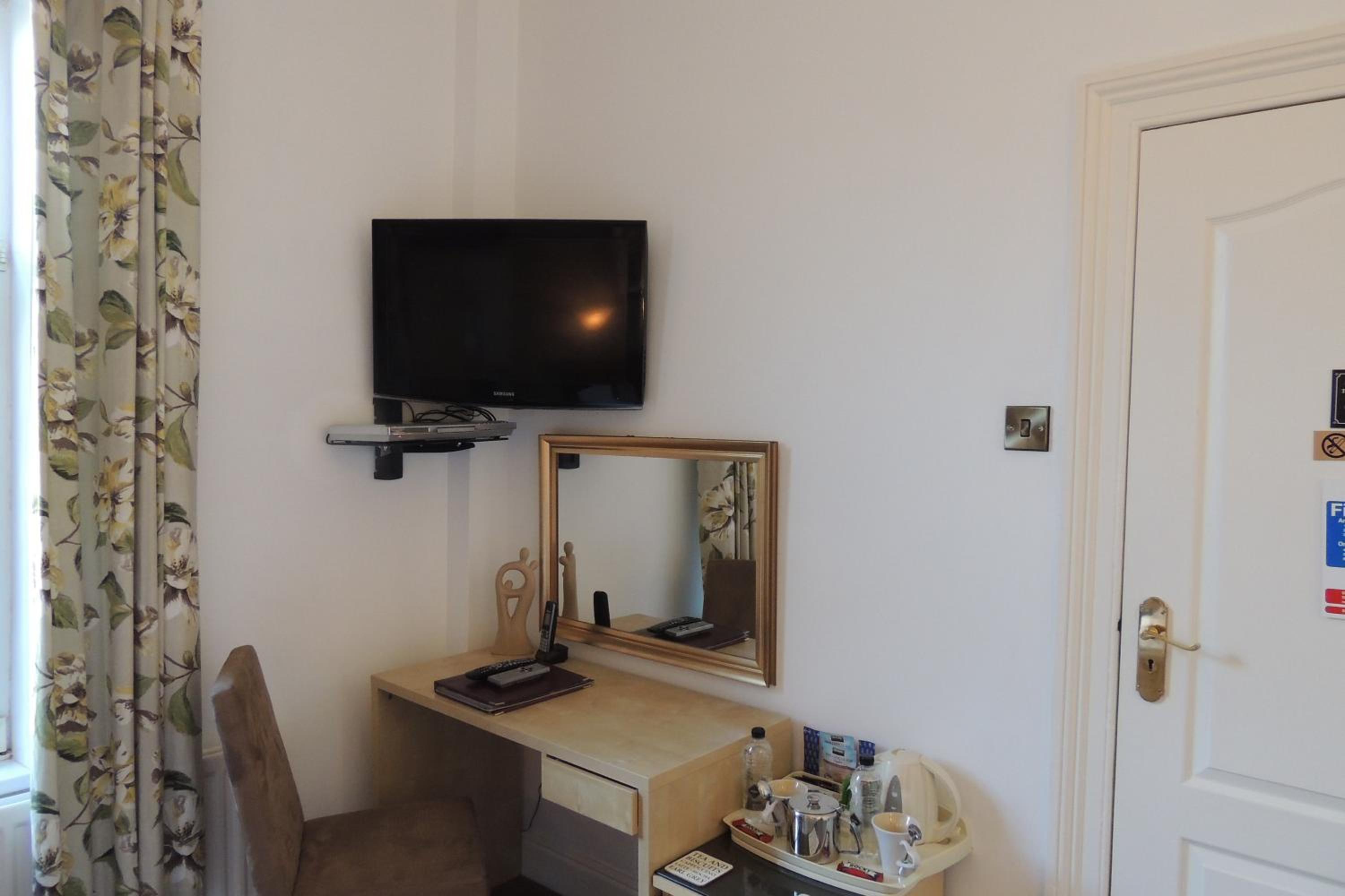 Double or Twin Room - Photo 8