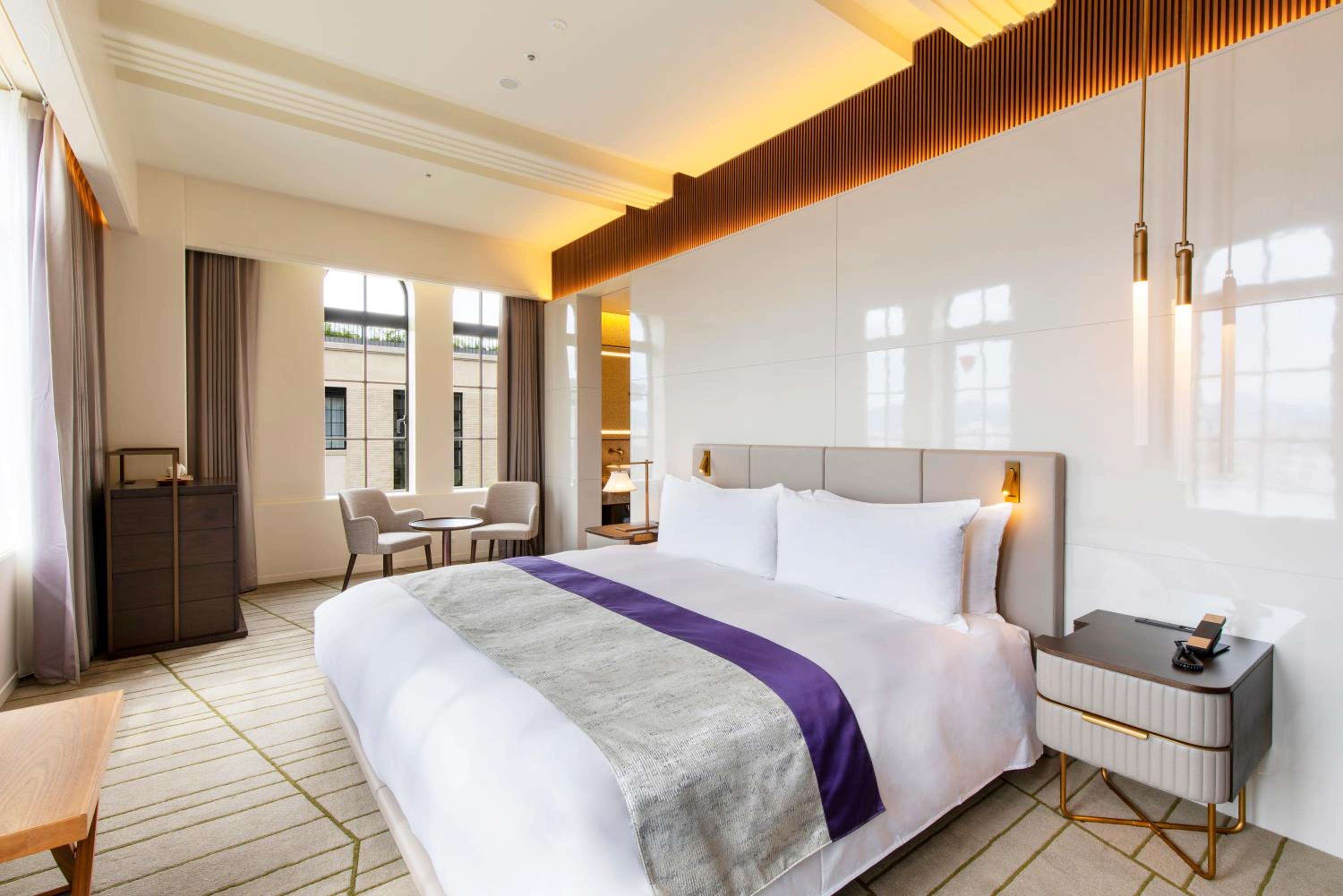 Standard Corner King Room with Free Lounge Access photo 2