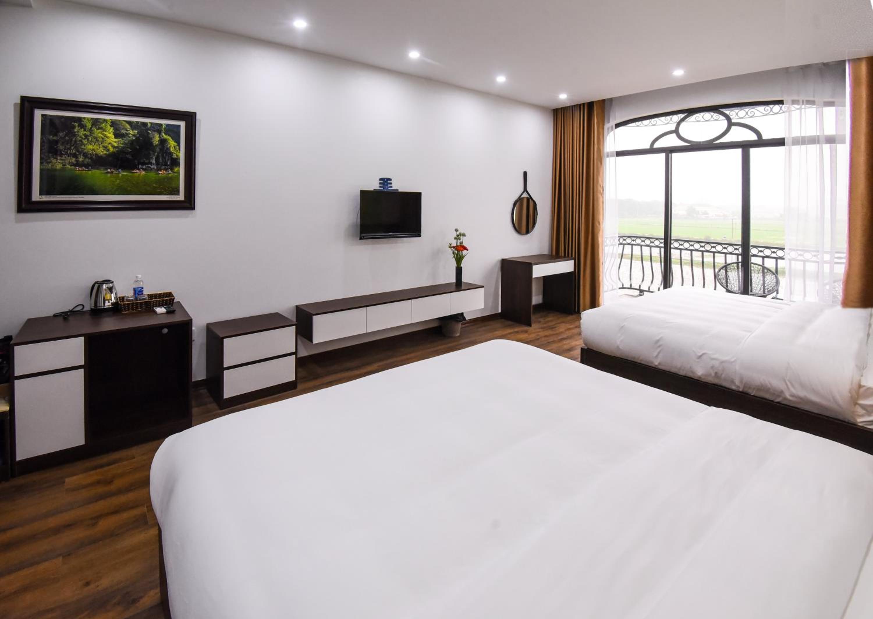 Deluxe Double Room with Balcony photo 3