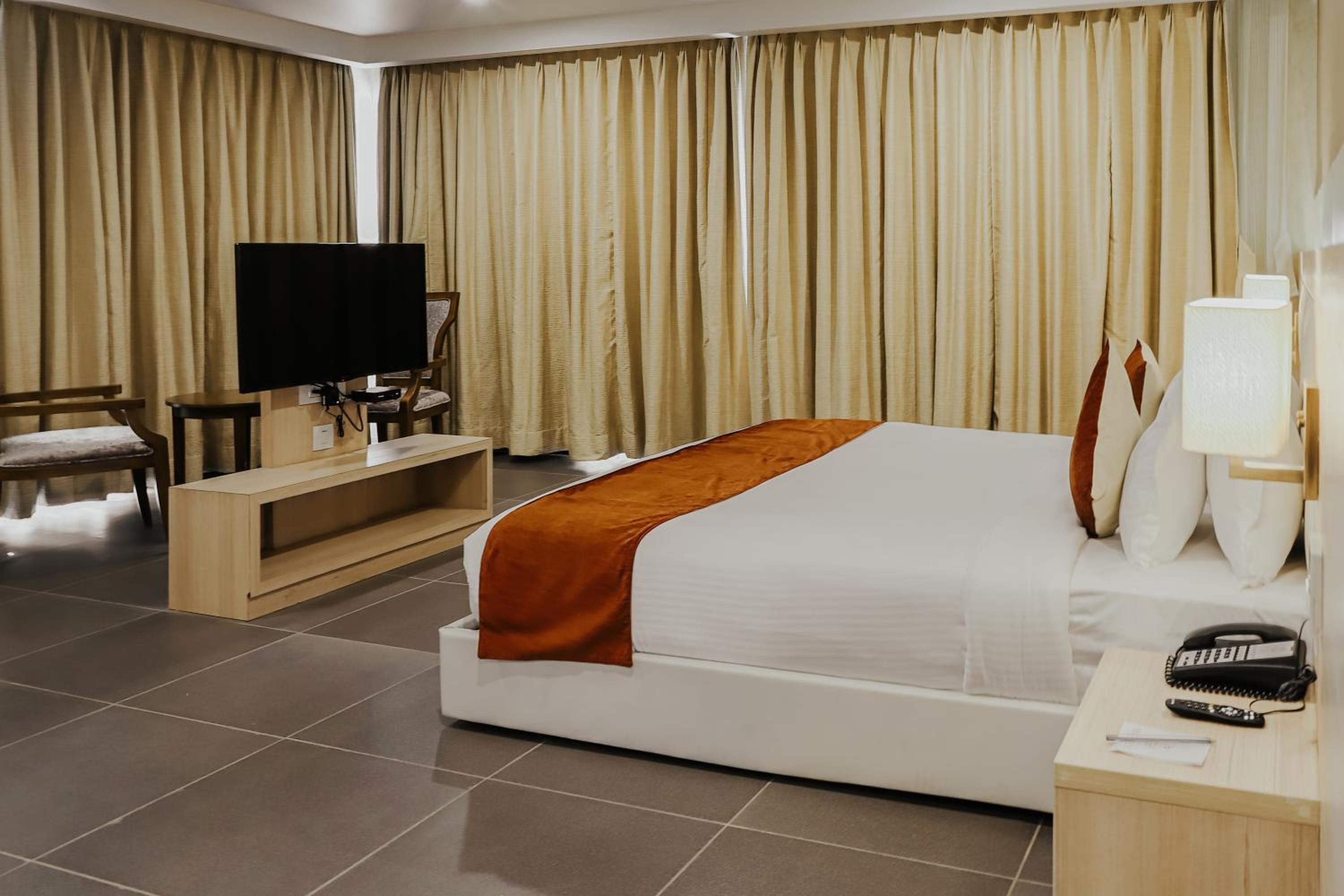 Deluxe Suite - 10% off on Food, early check-in / late check-out upto 3 hours (subject to availability)