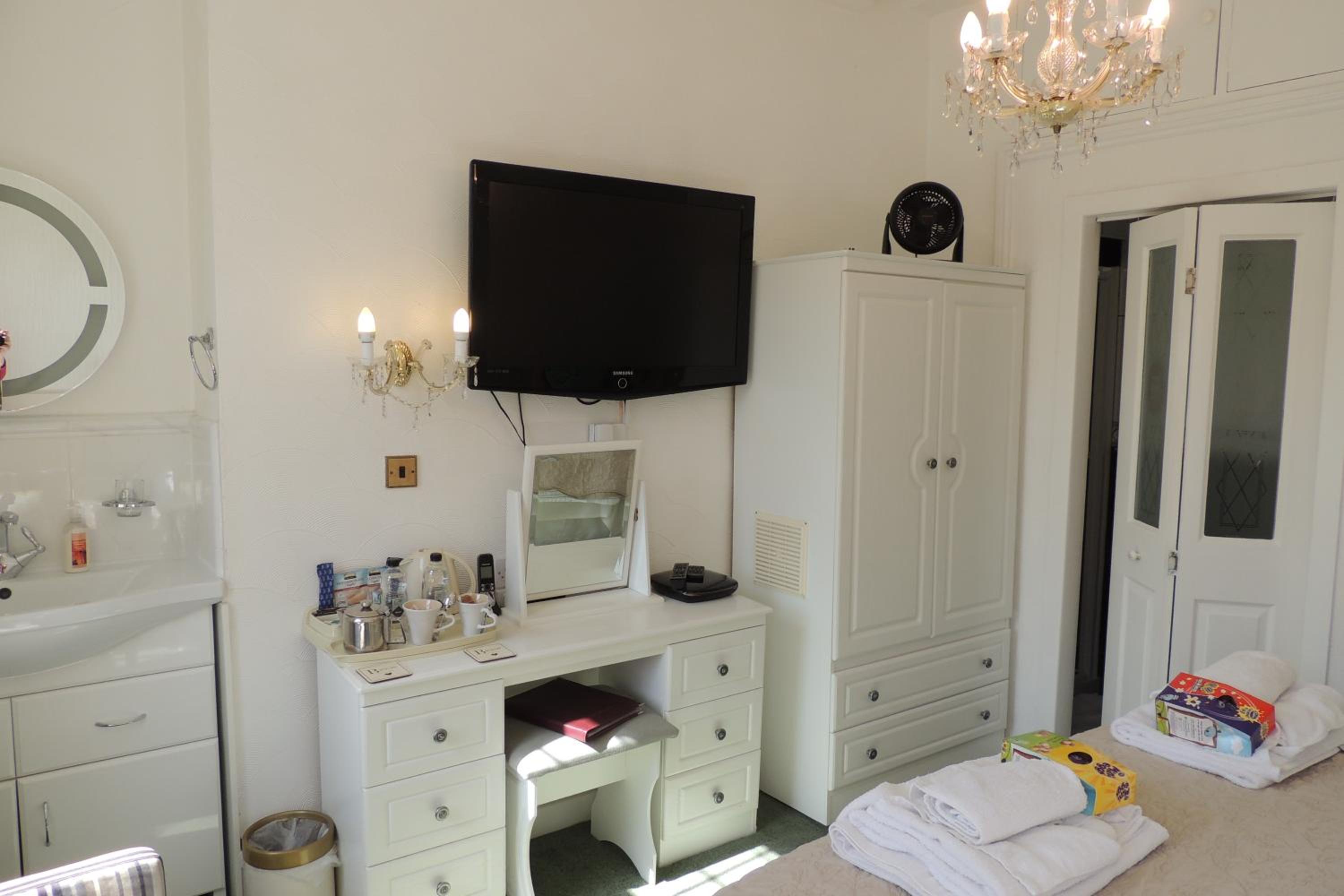 Double or Twin Room - Photo 11