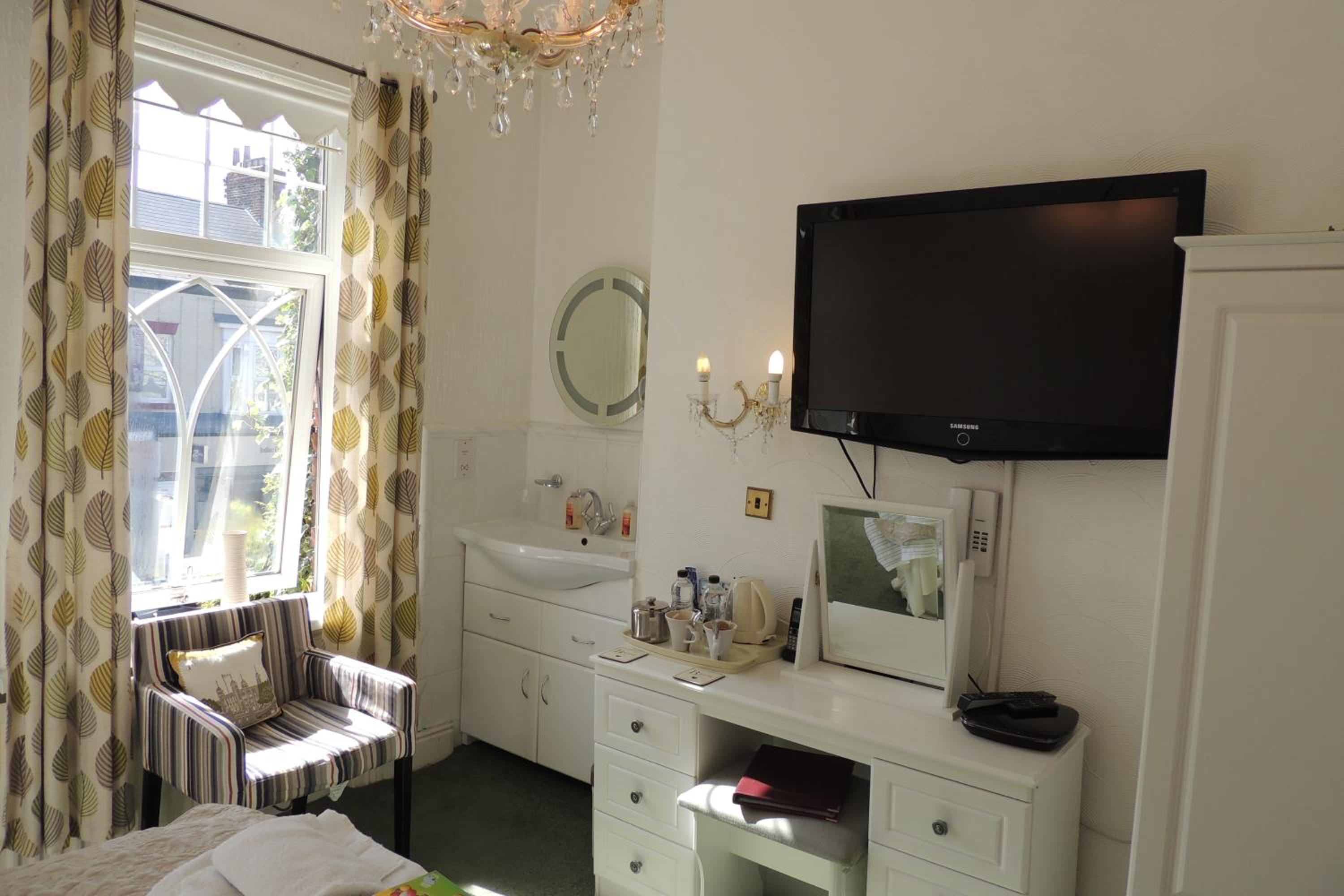 Double or Twin Room - Photo 10