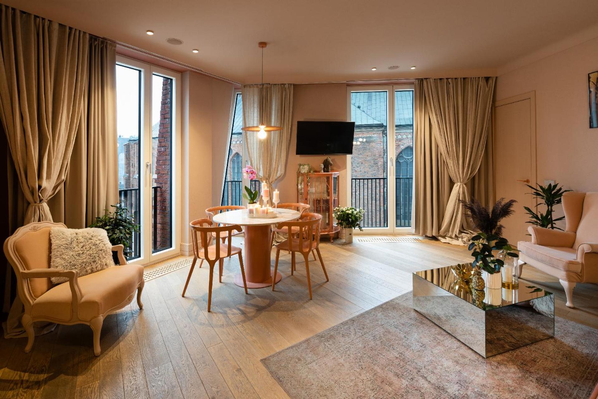 King Suite with Balcony photo 1
