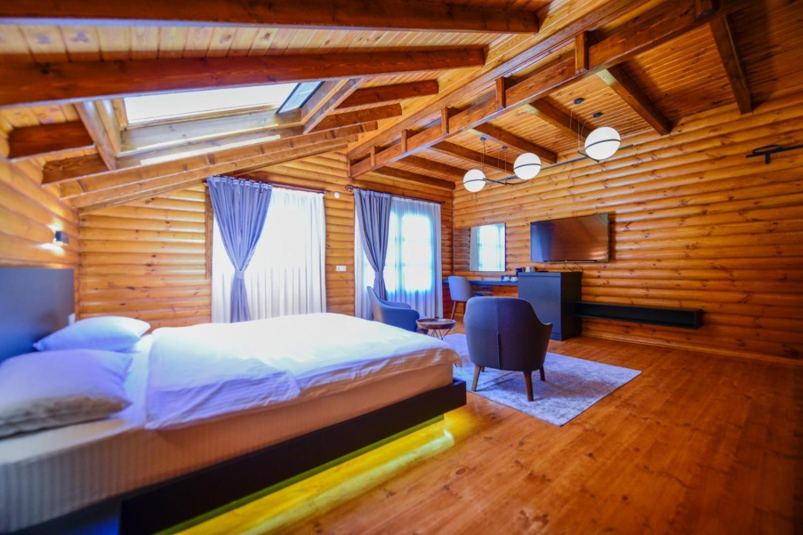 Deluxe Double Room - Photo 8