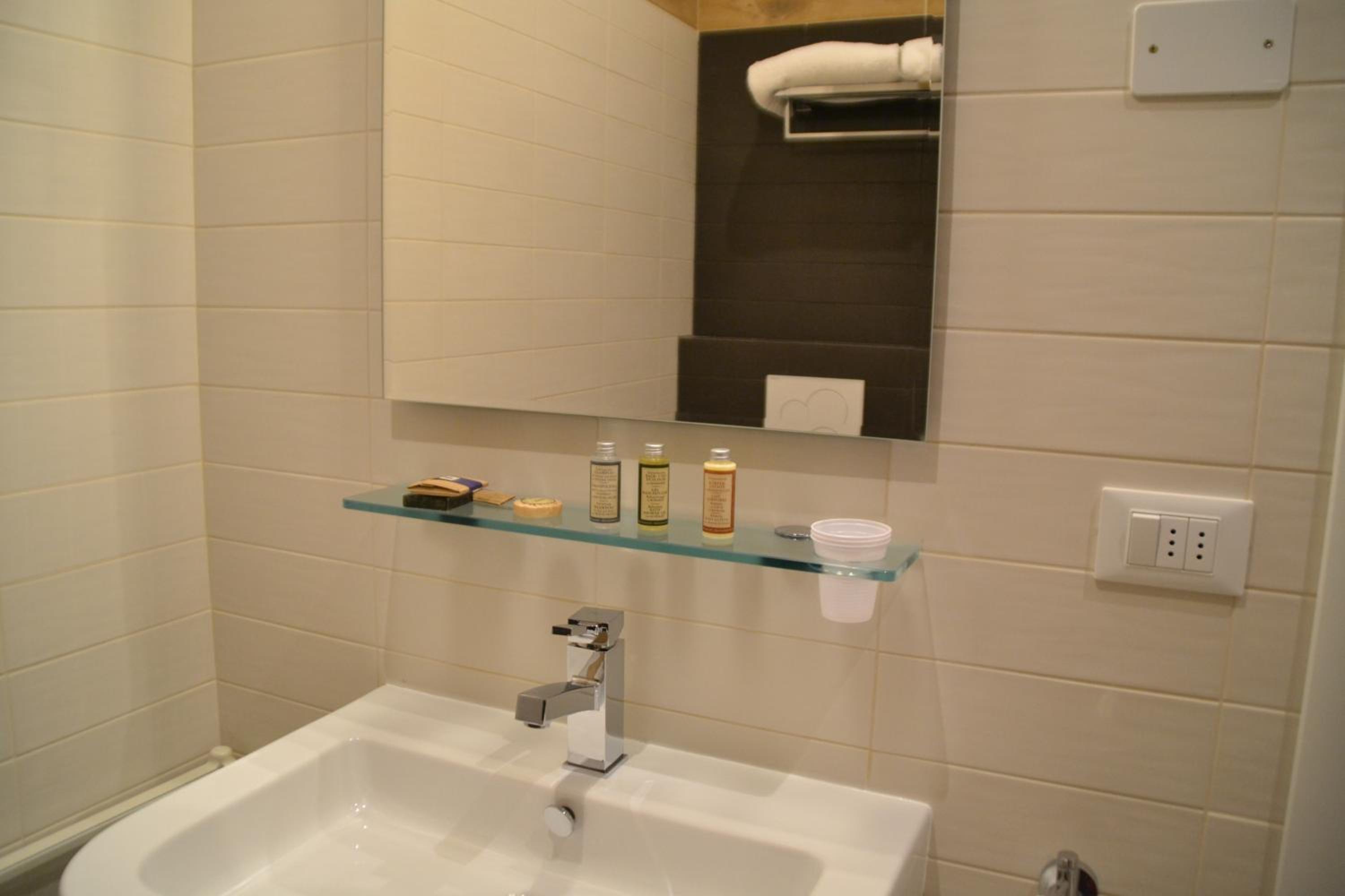 Double Room - Photo 25