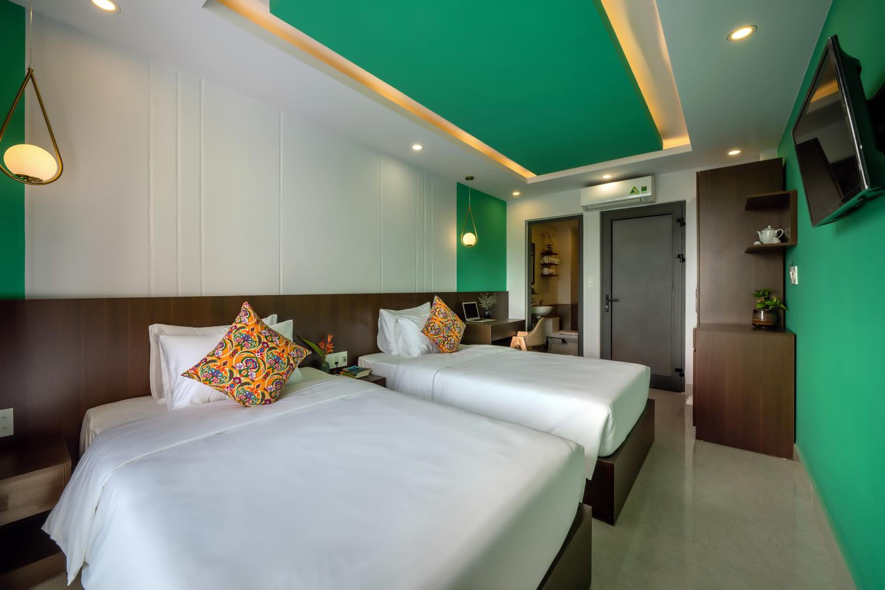 Twin Room with Balcony - Photo 7