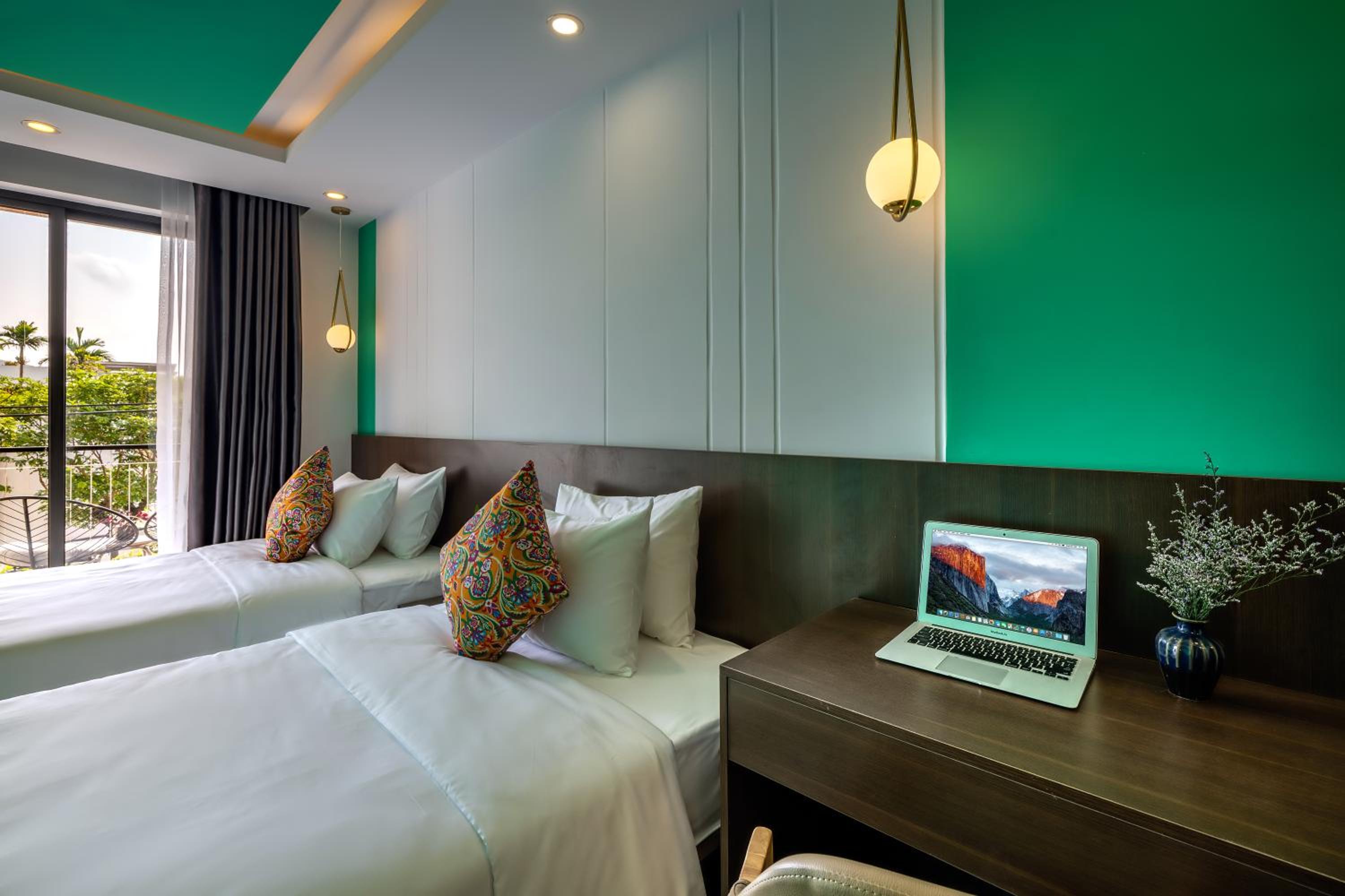 Twin Room with Balcony - Photo 18