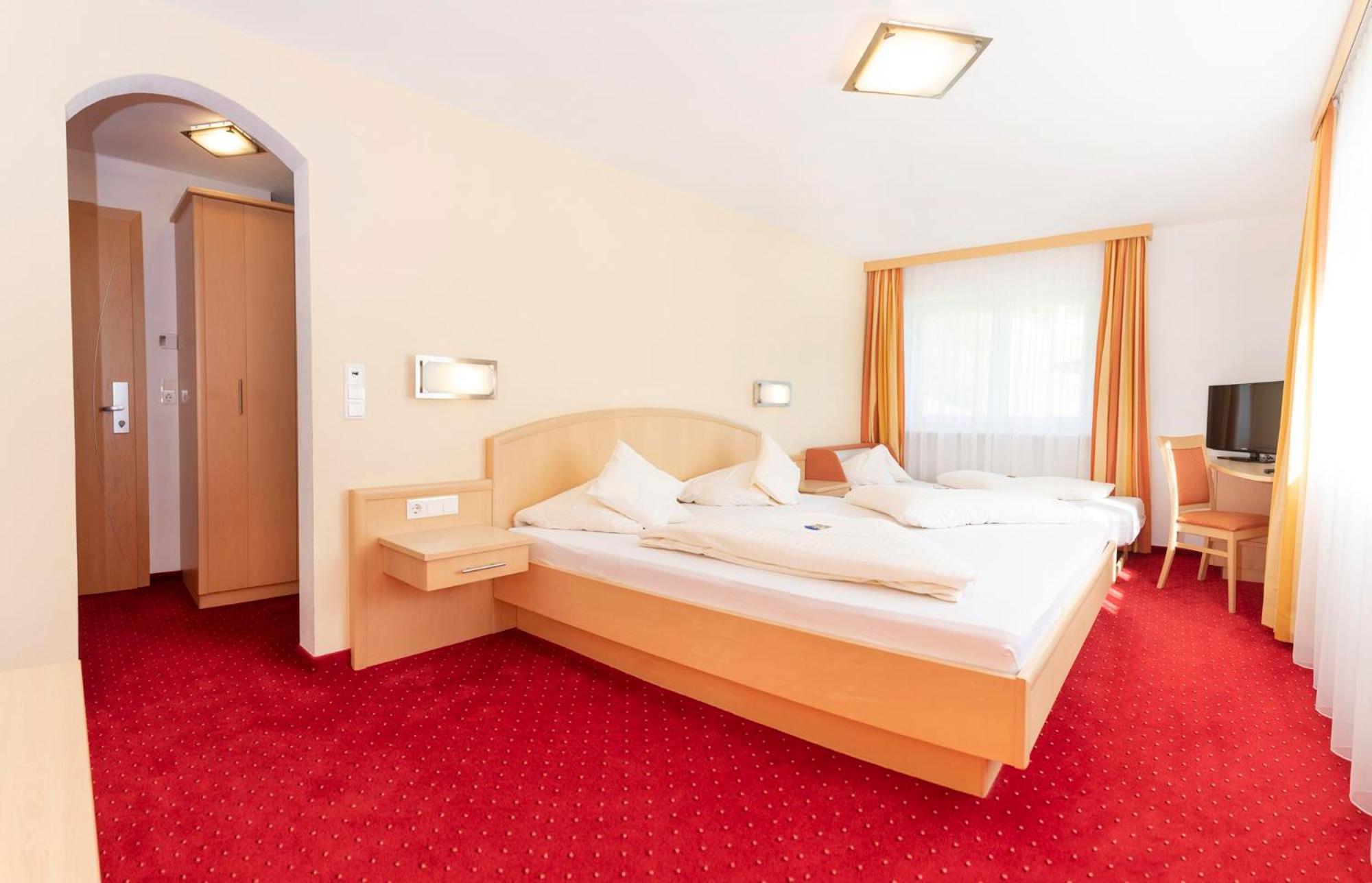 Large Double Room photo 1