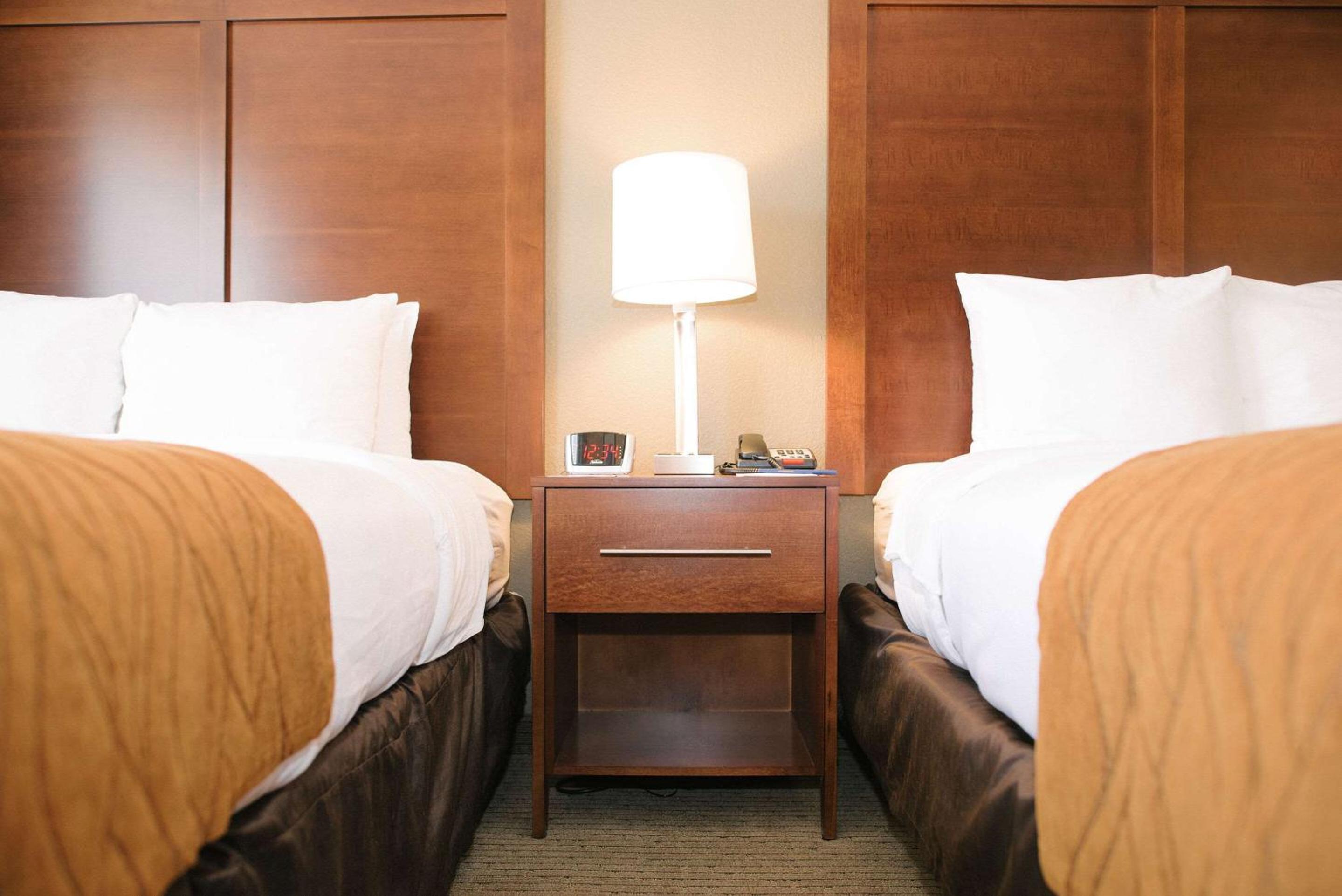 Queen Room with Two Queen Beds - Non-Smoking photo 2