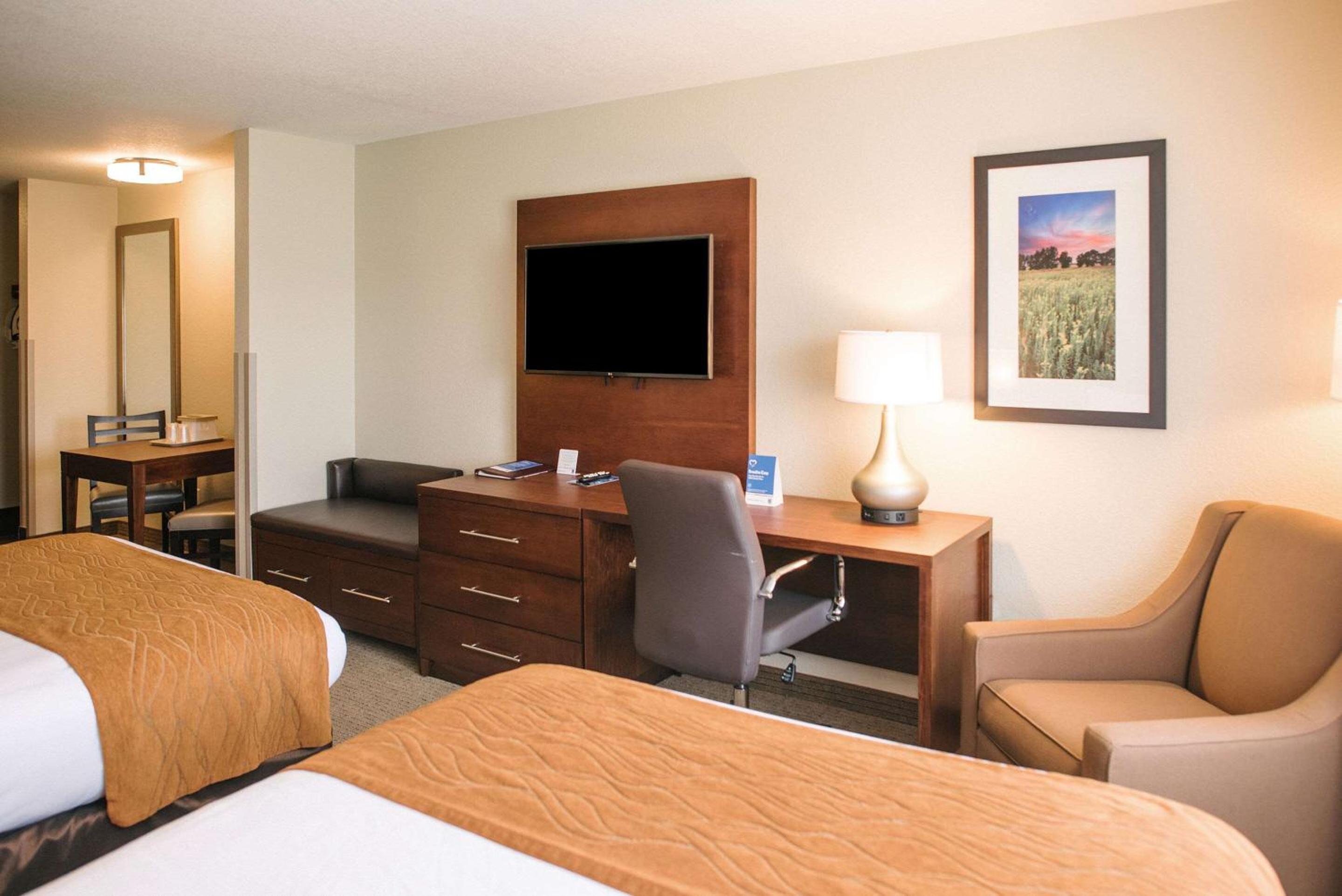 Queen Suite with Two Queen Beds - Non-Smoking photo 1