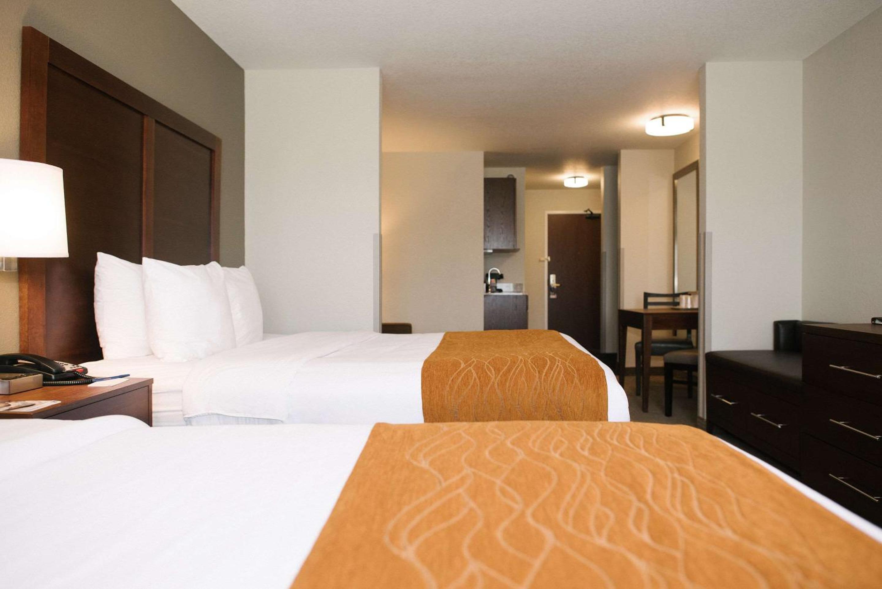 Queen Suite with Two Queen Beds - Non-Smoking photo 2