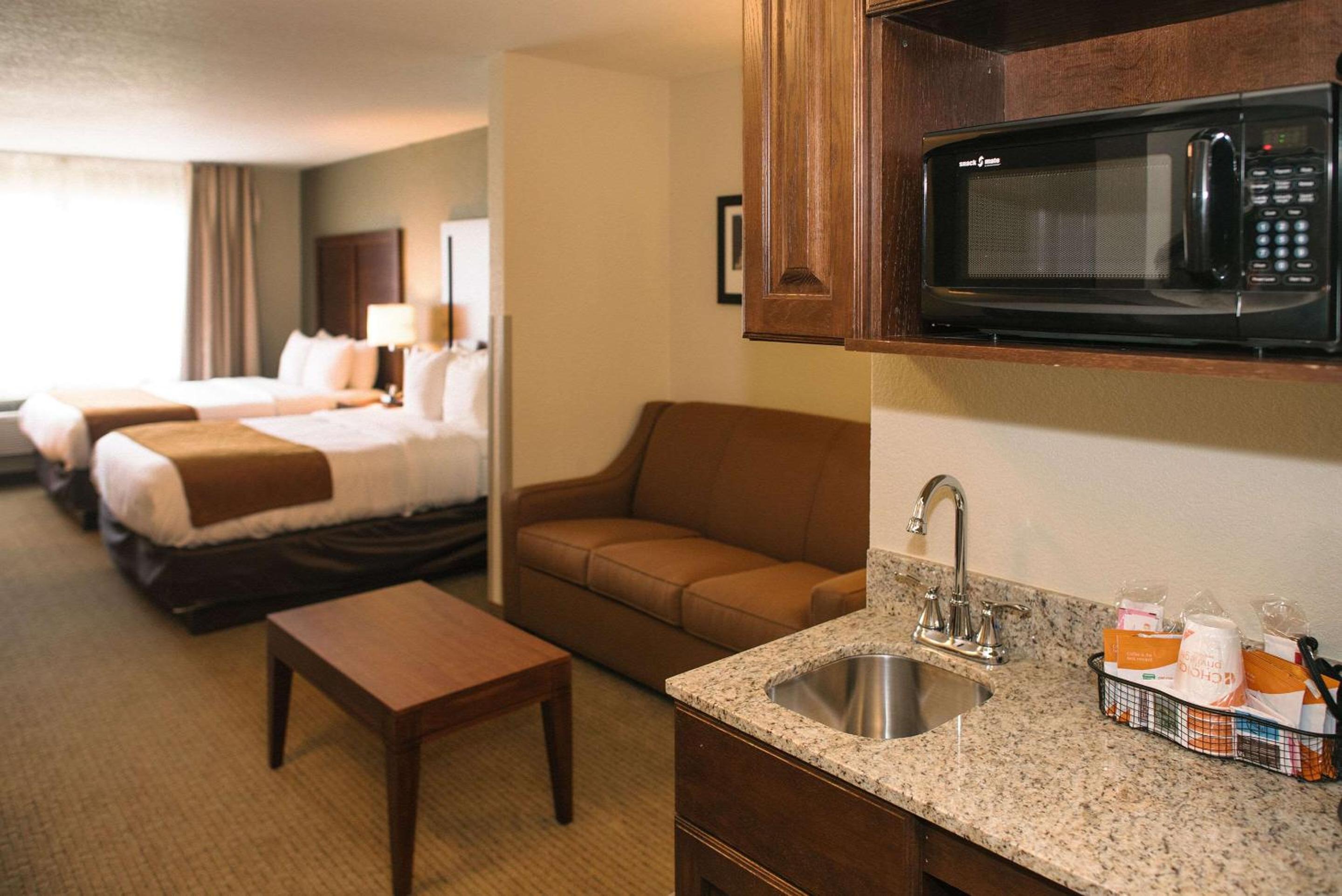 Queen Suite with Two Queen Beds - Non-Smoking photo 3