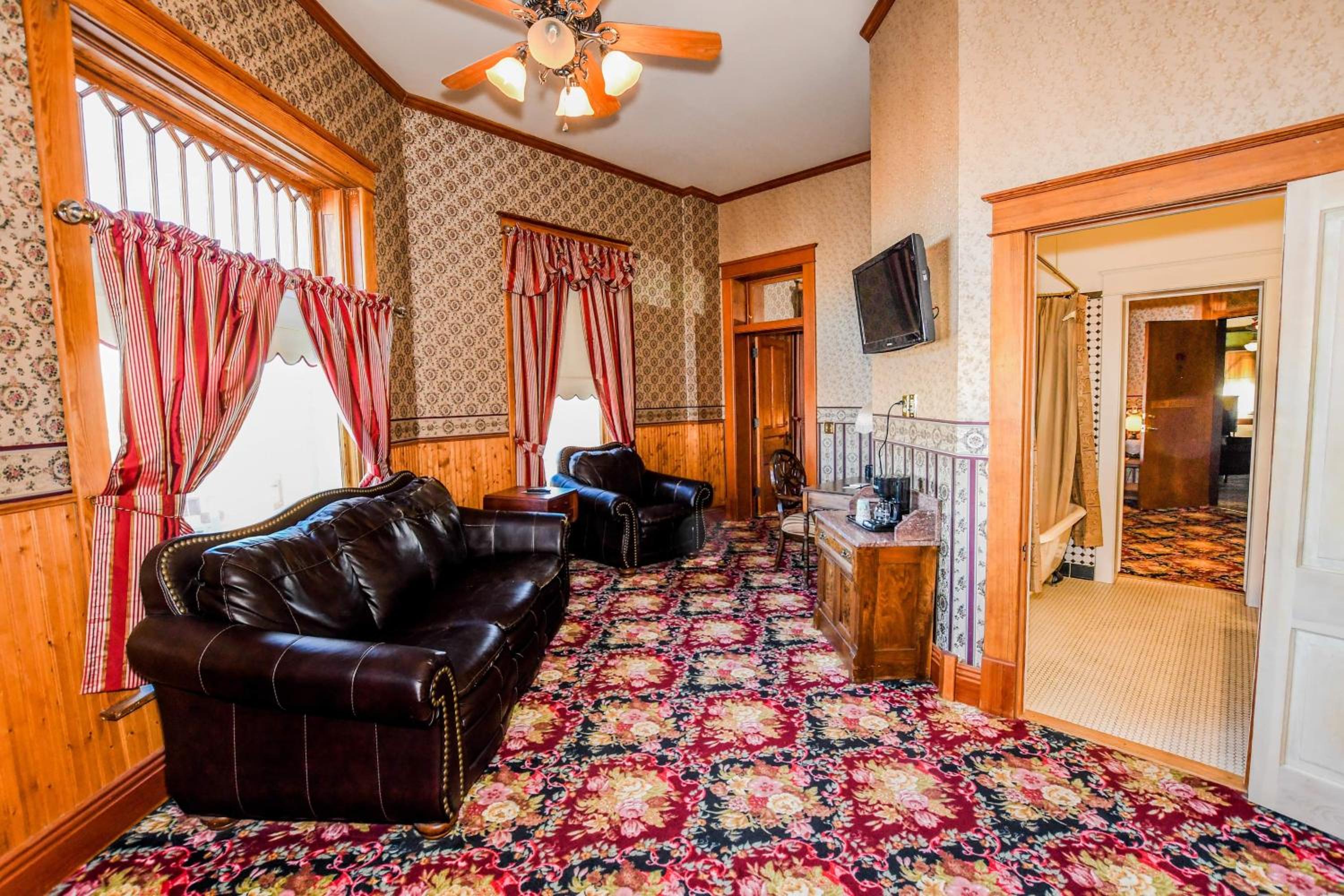 Deluxe King Suite photo 1