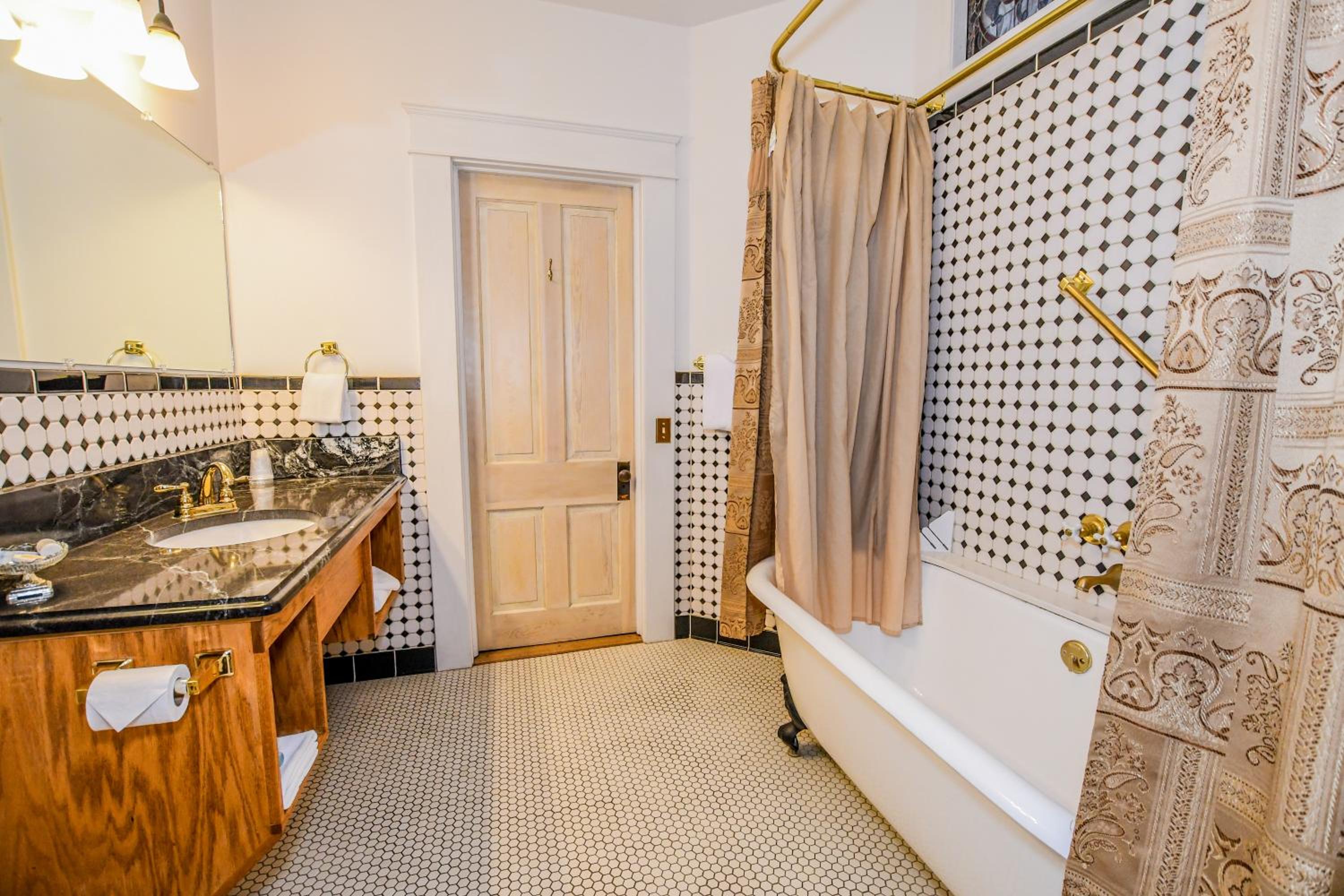 Deluxe King Suite photo 3