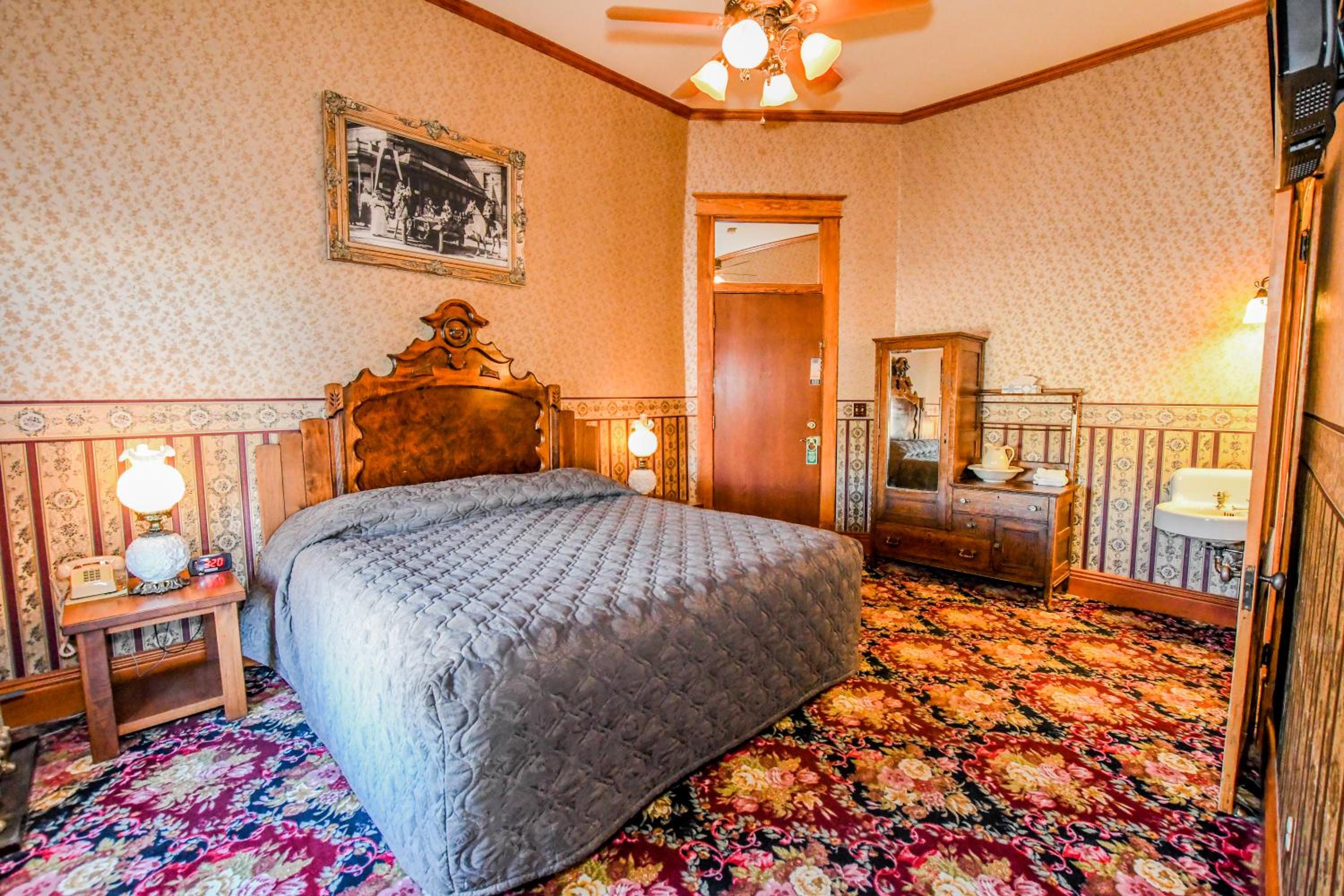 Deluxe King Suite photo 2