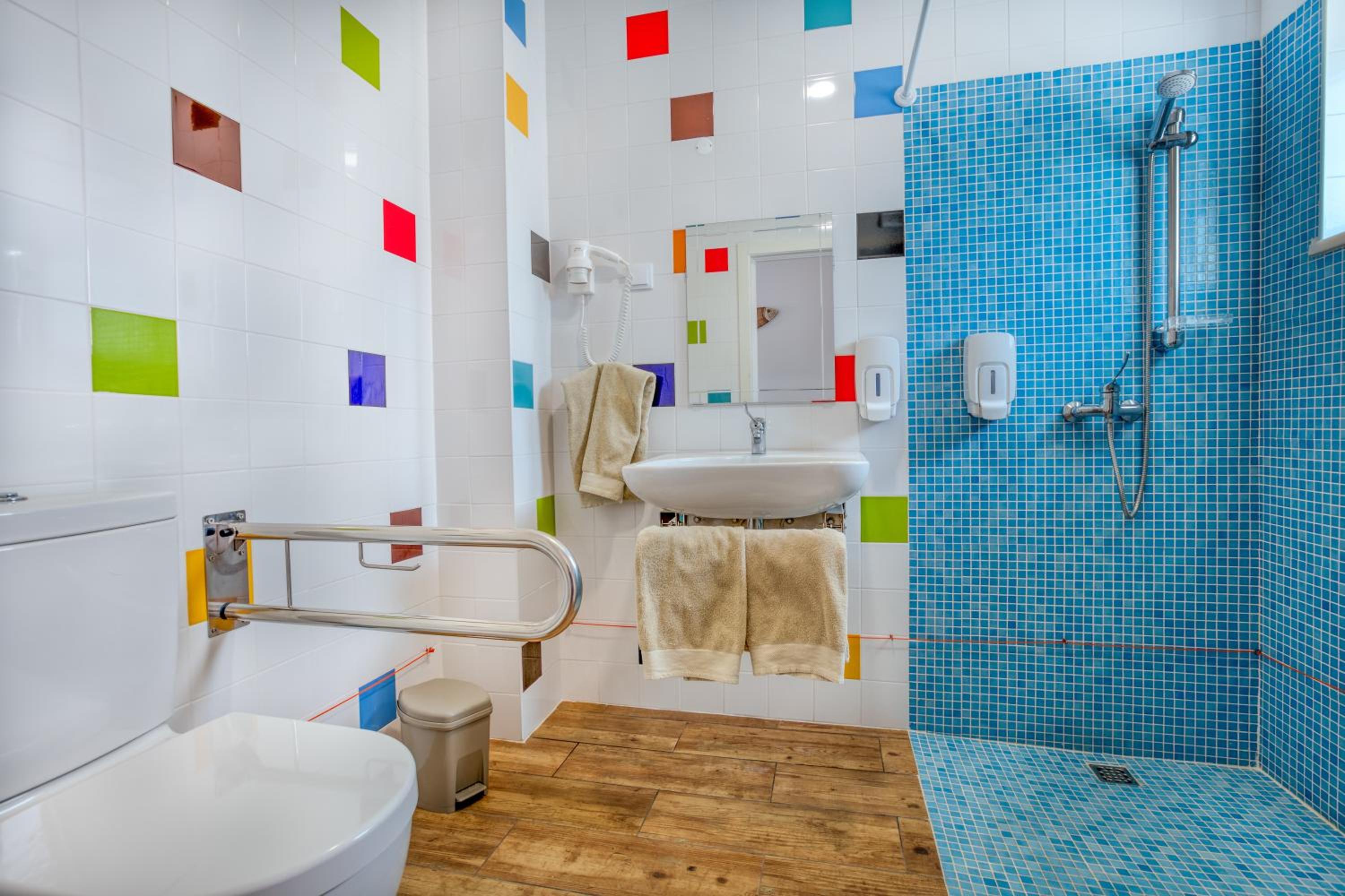 Twin Room - Disability Access - Photo 2