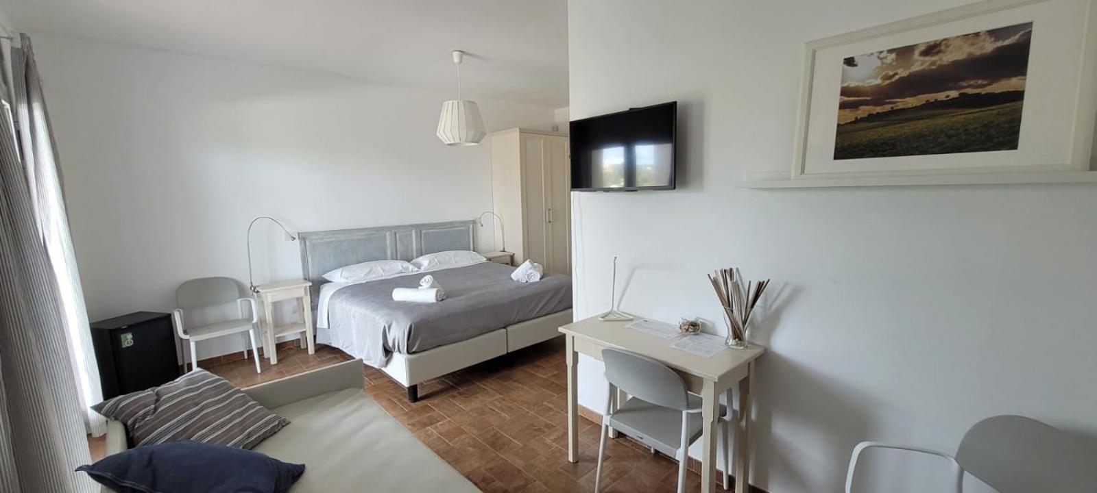 Family Room with Private Bathroom - Photo 15
