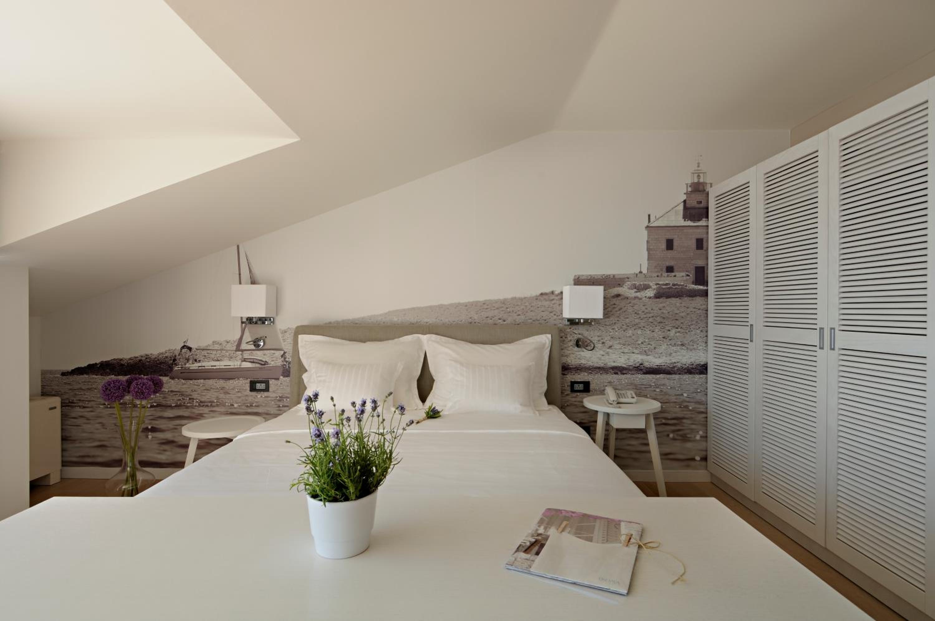 Suite with Sofa Bed and Sea View (3 Adults) - Photo 2