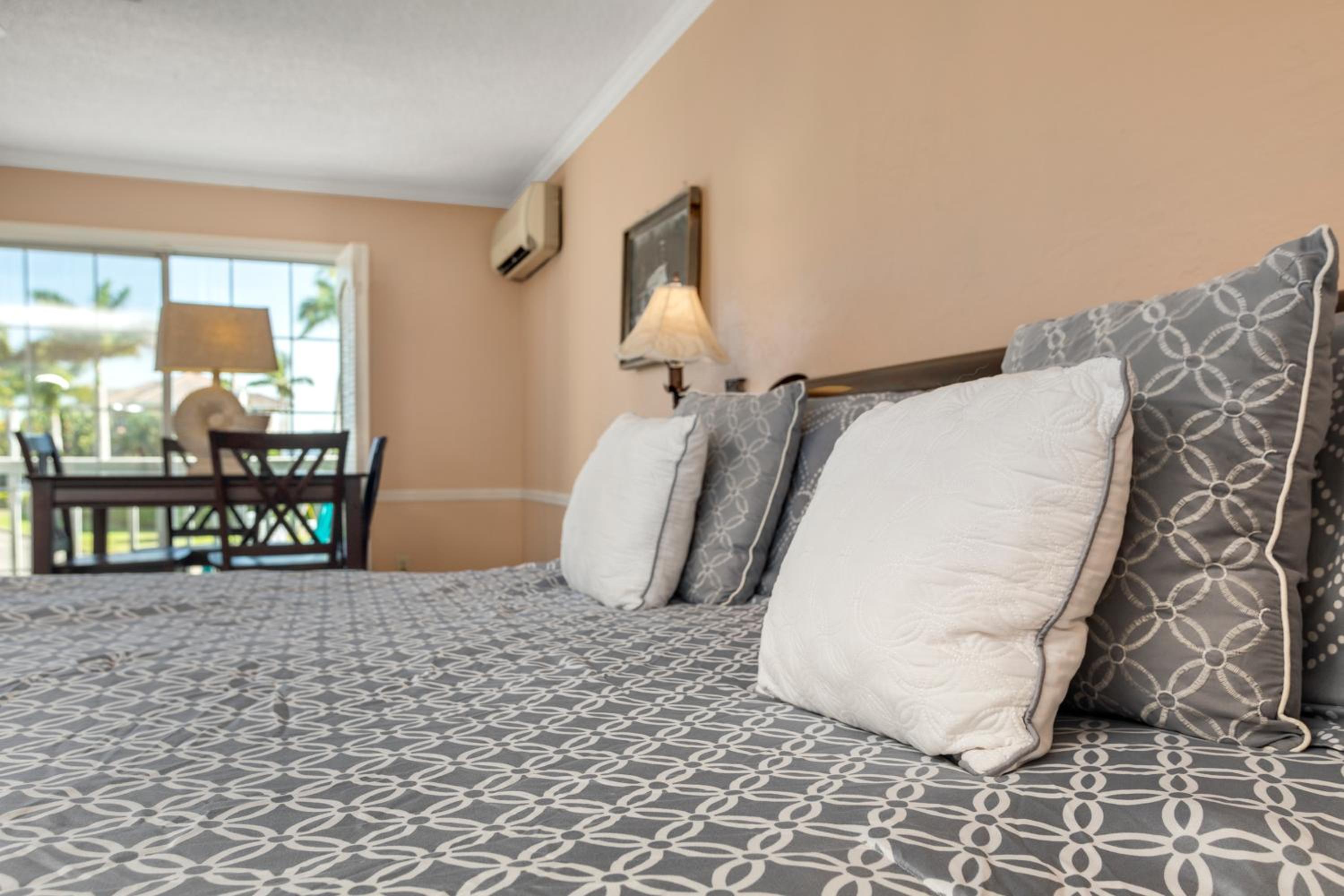 Deluxe King Room - No Water View - Photo 1