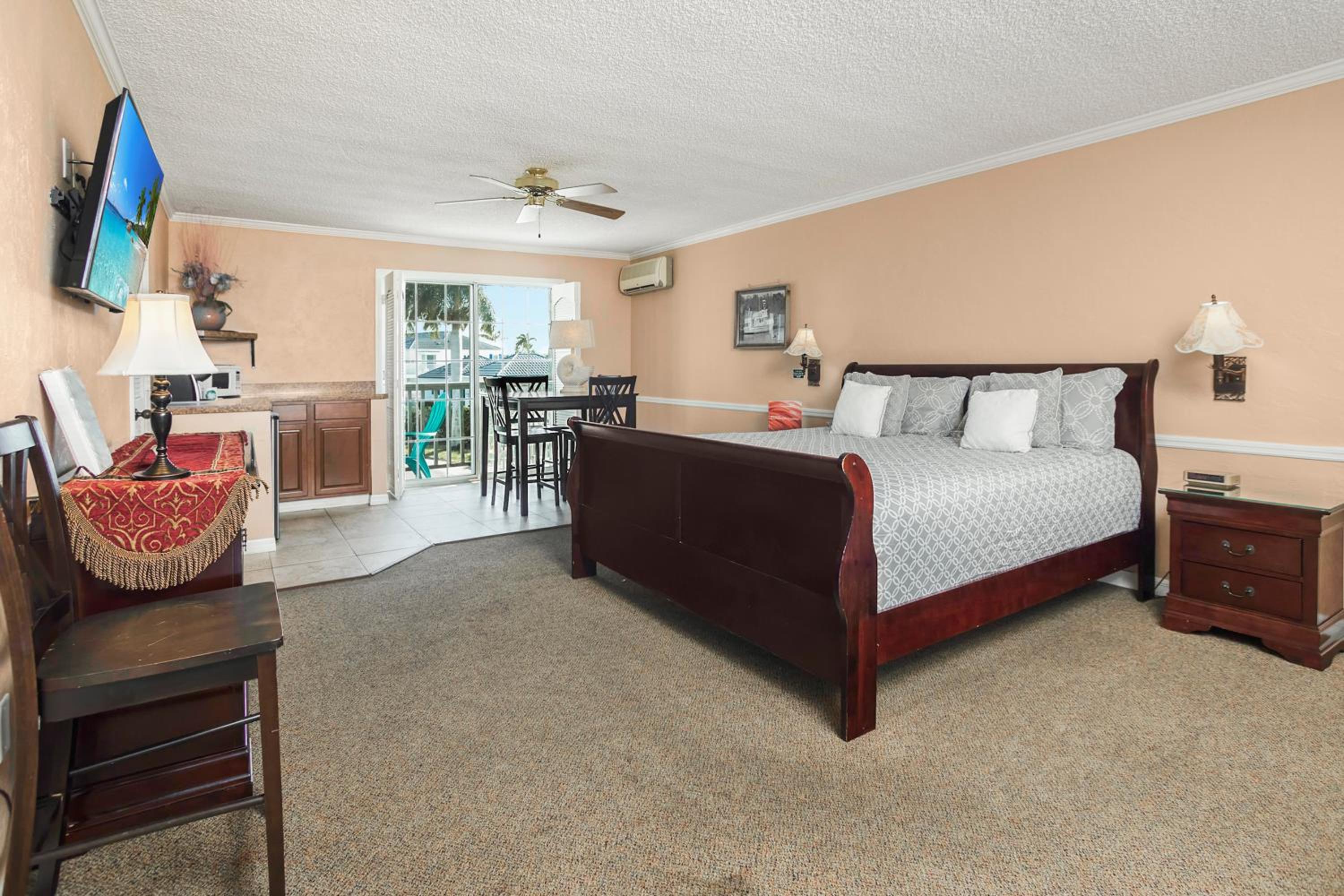 Deluxe King Room - No Water View - Photo 7