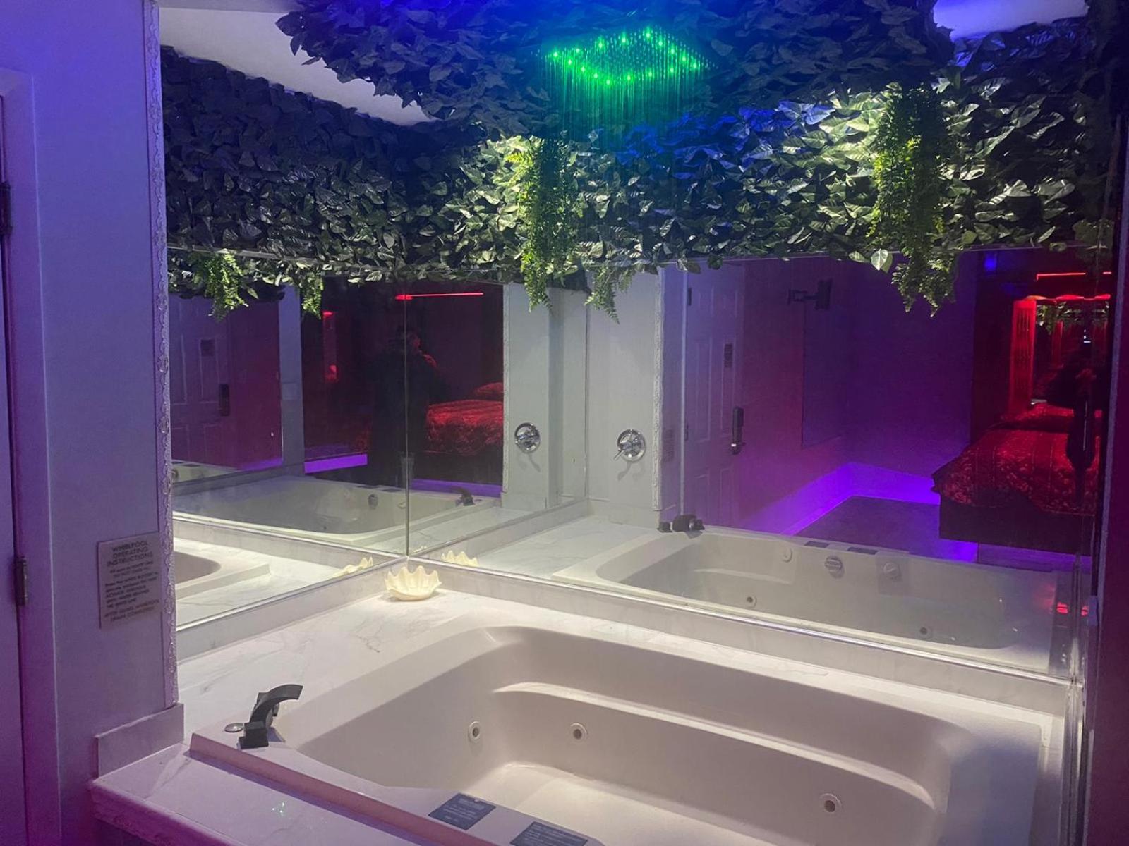 King Bed Non-Smoking with Jetted Tub - Photo 7