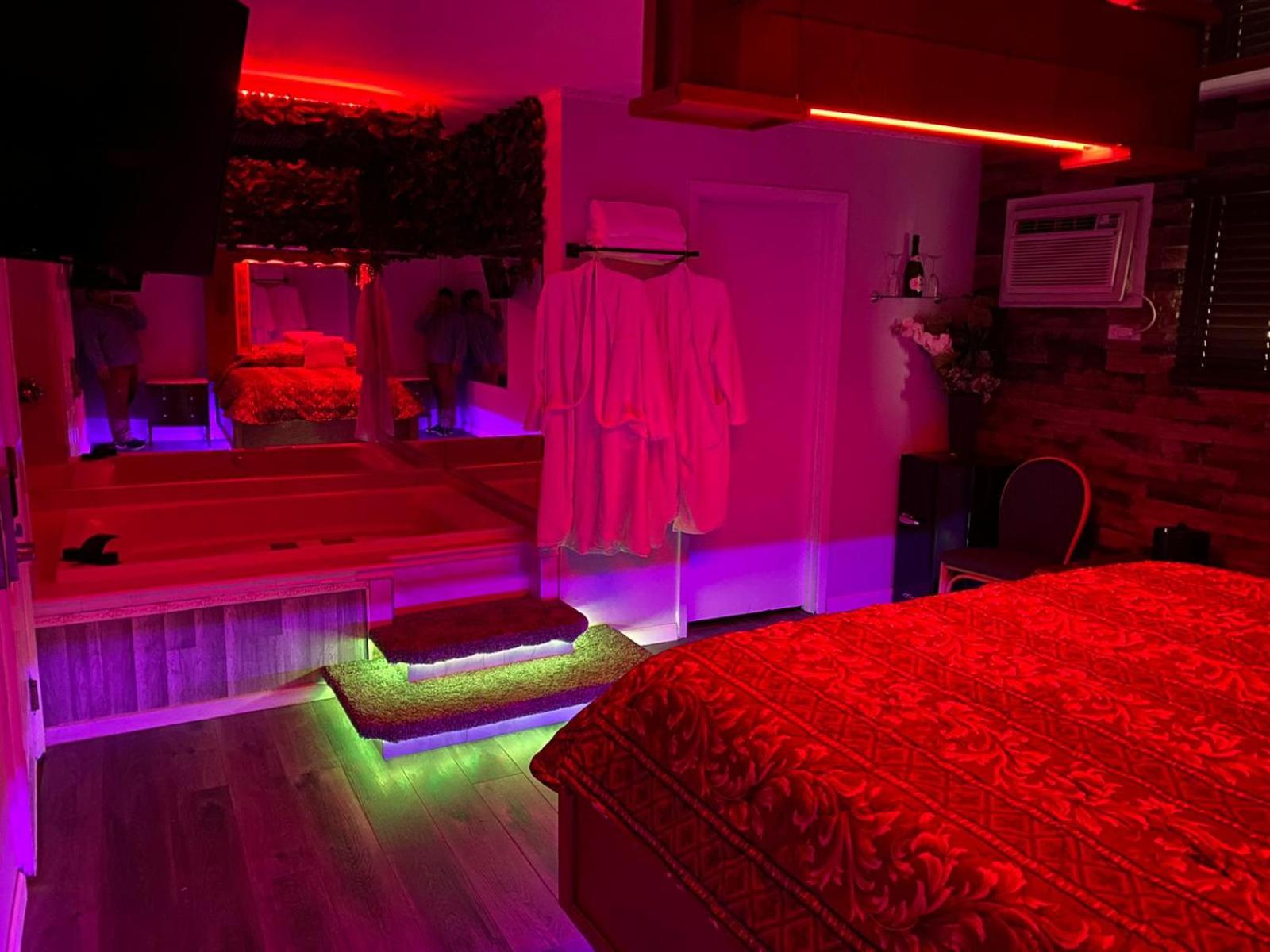King Bed Non-Smoking with Jetted Tub - Photo 10