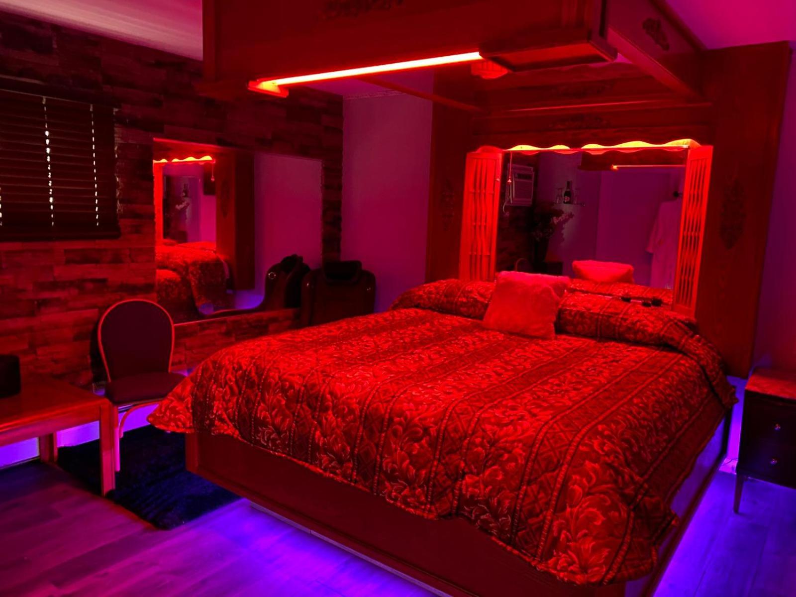 King Bed Non-Smoking with Jetted Tub - Photo 11