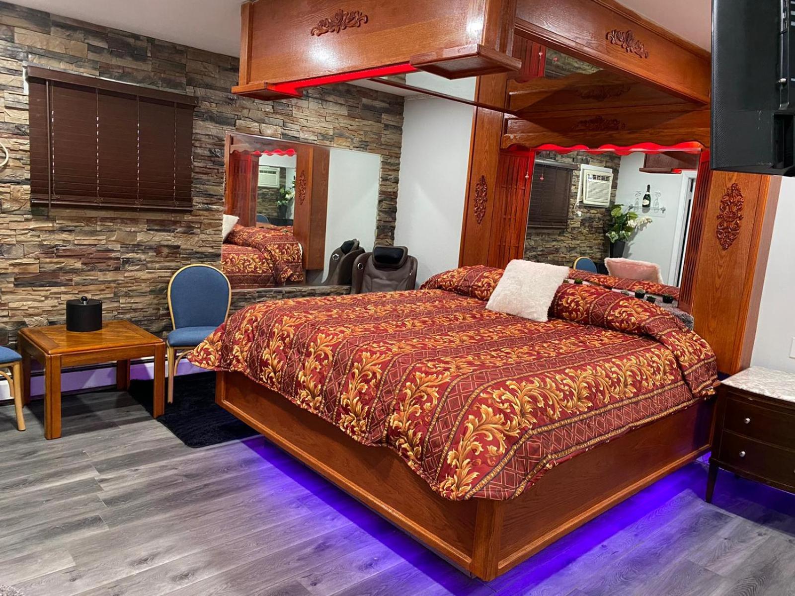 King Bed Non-Smoking with Jetted Tub - Photo 3