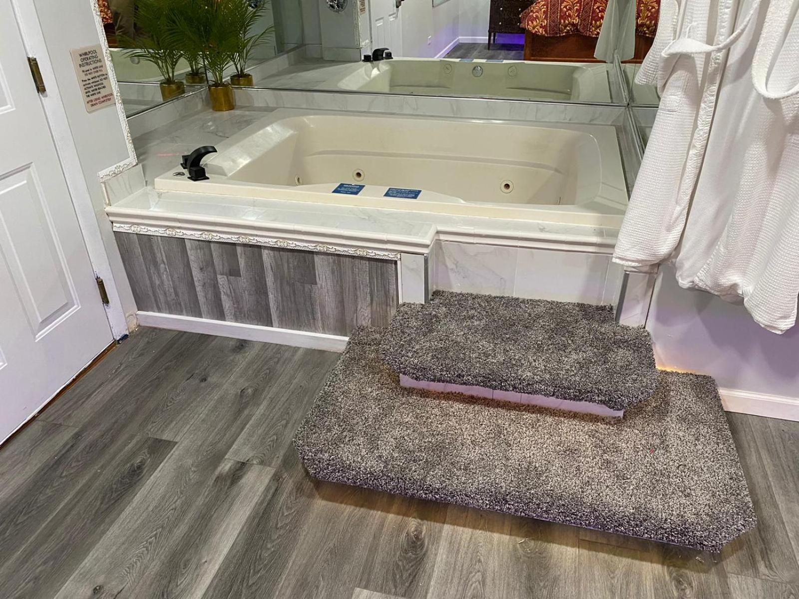 King Bed Non-Smoking with Jetted Tub - Photo 4