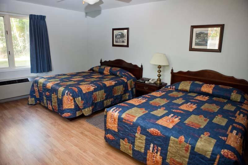 Queen Room with Two Queen Beds photo 1