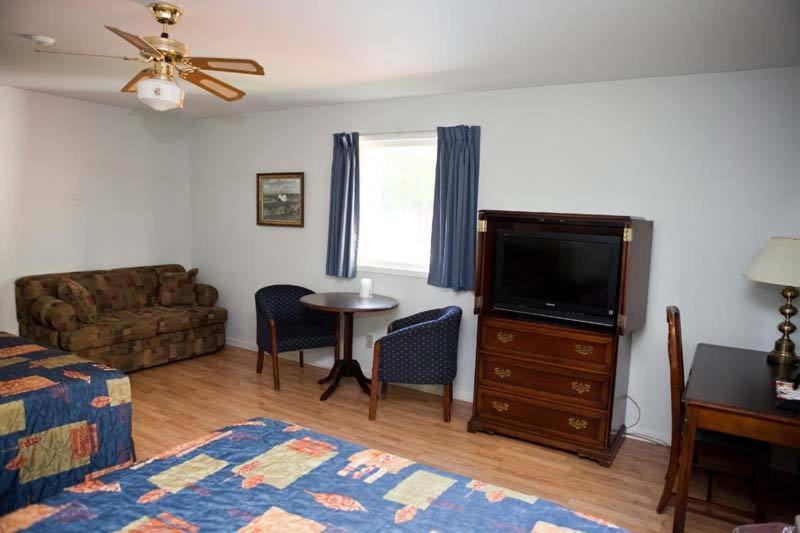 Queen Room with Two Queen Beds photo 2