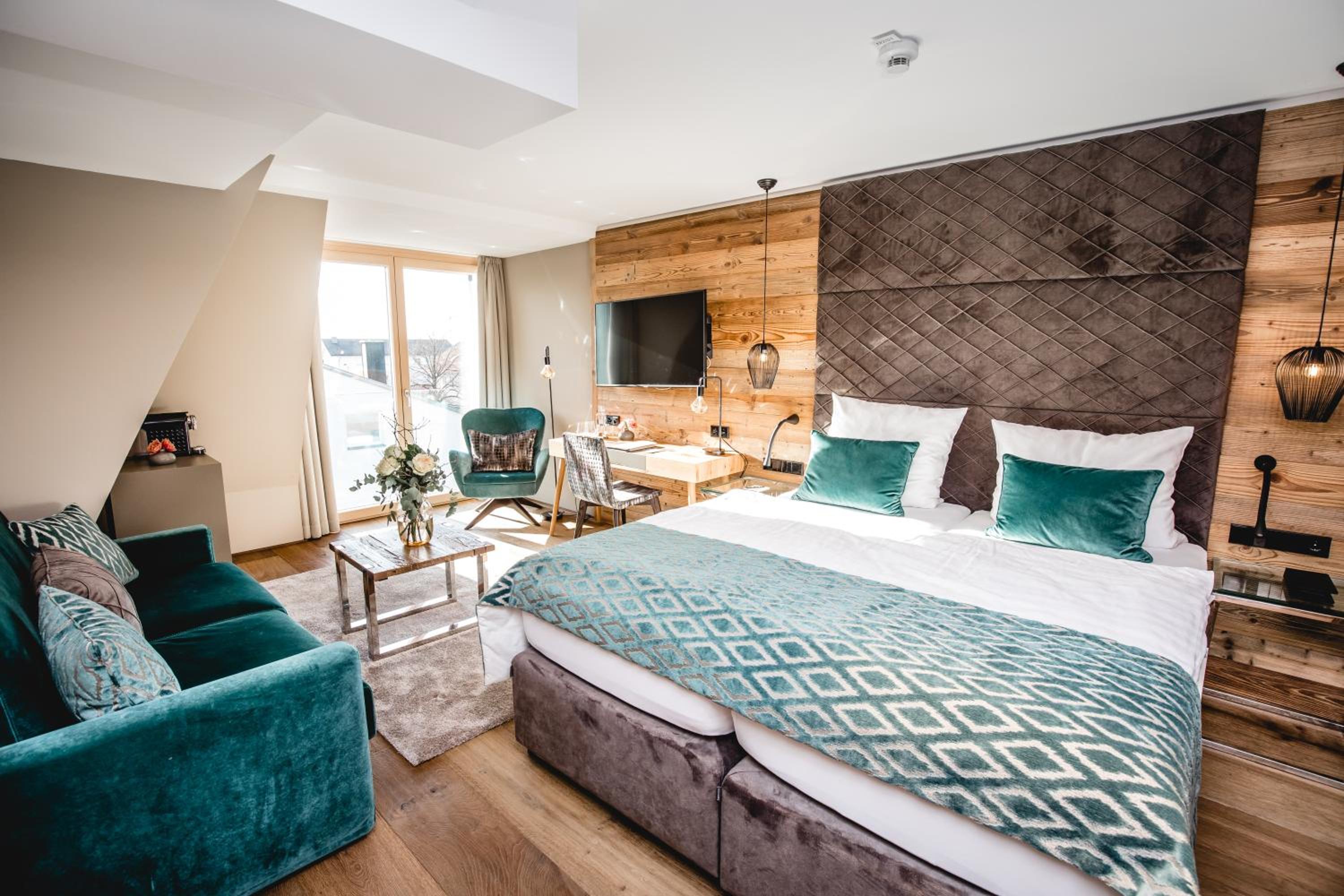 Deluxe Double Room with Lake View - Photo 4