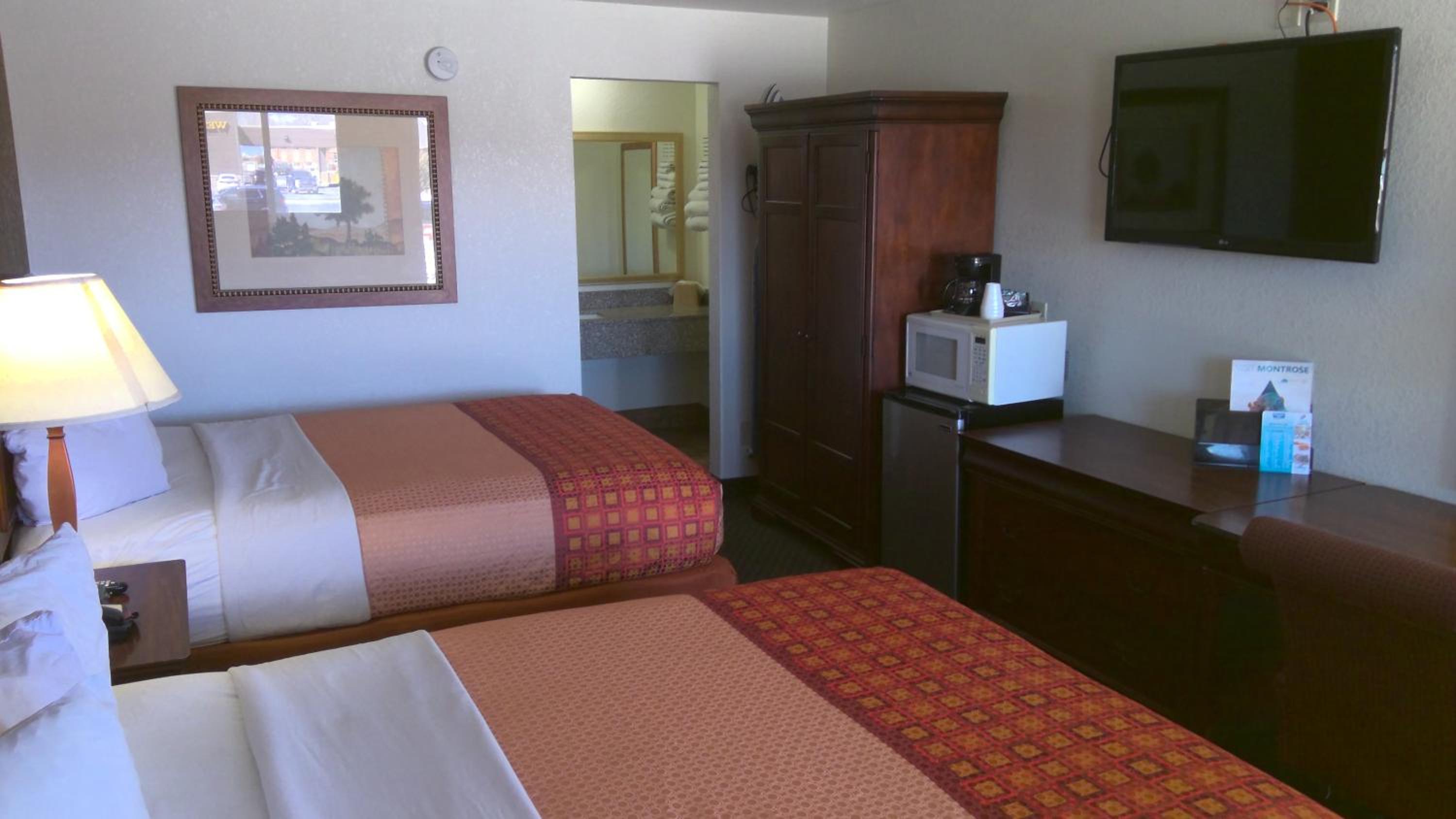 Queen Room with Two Queen Beds - Non-Smoking photo 2
