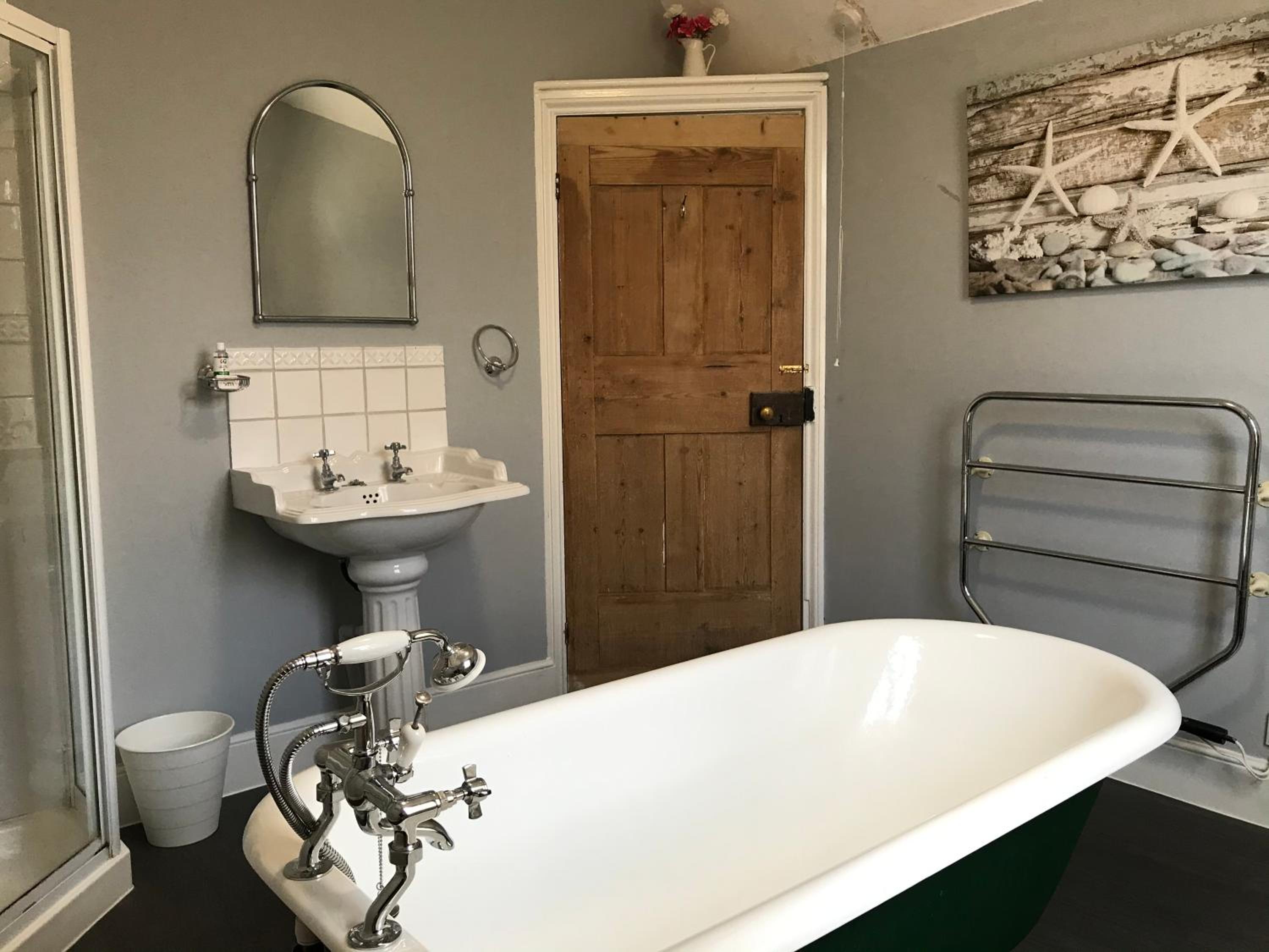 Triple Room with Private Bathroom - Photo 9