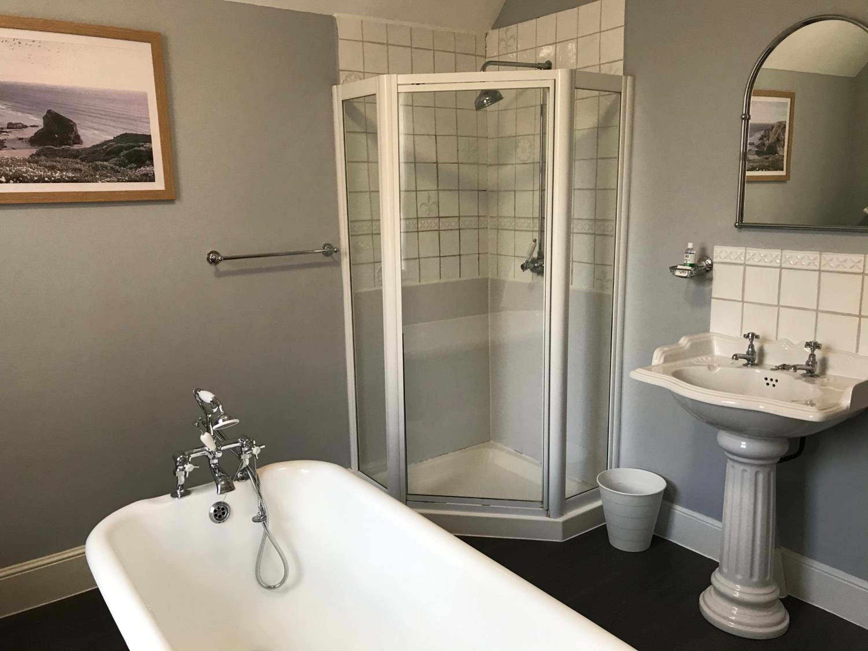 Triple Room with Private Bathroom - Photo 8