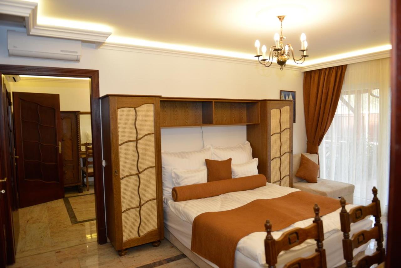 Eight-Bedroom House photo 3