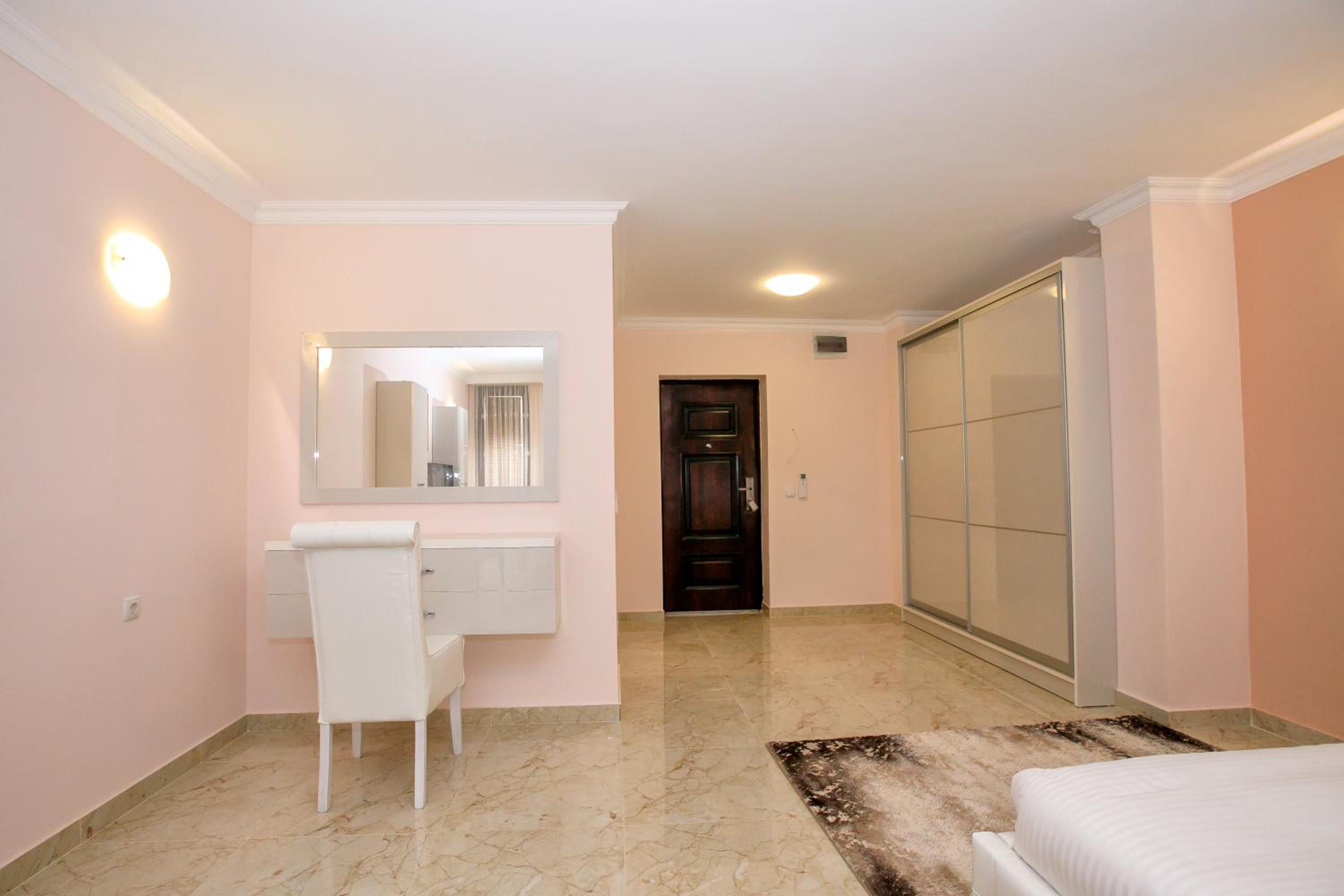 Studio with Balcony - Photo 10