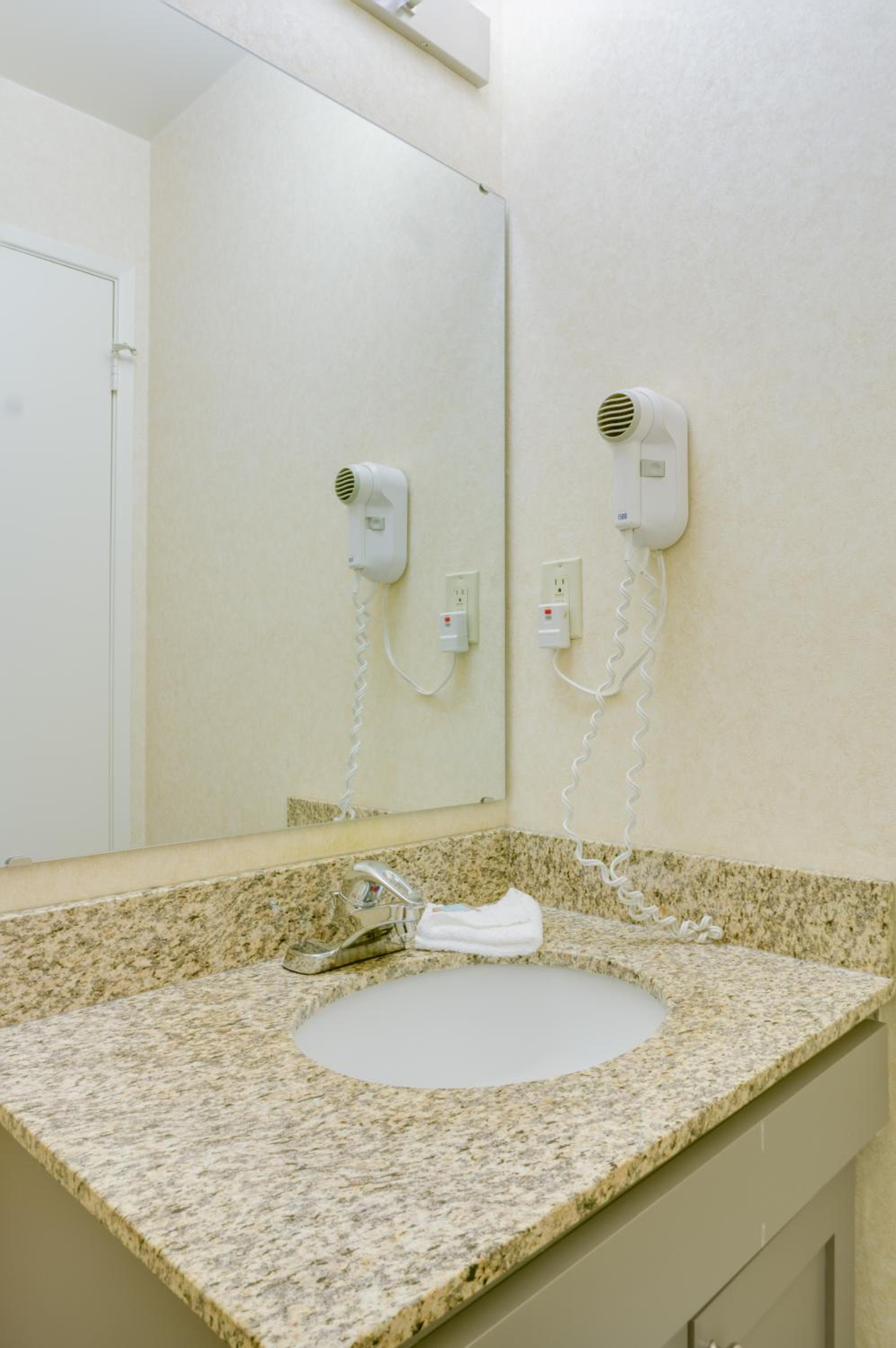 Queen Room - Non-Smoking - Photo 3