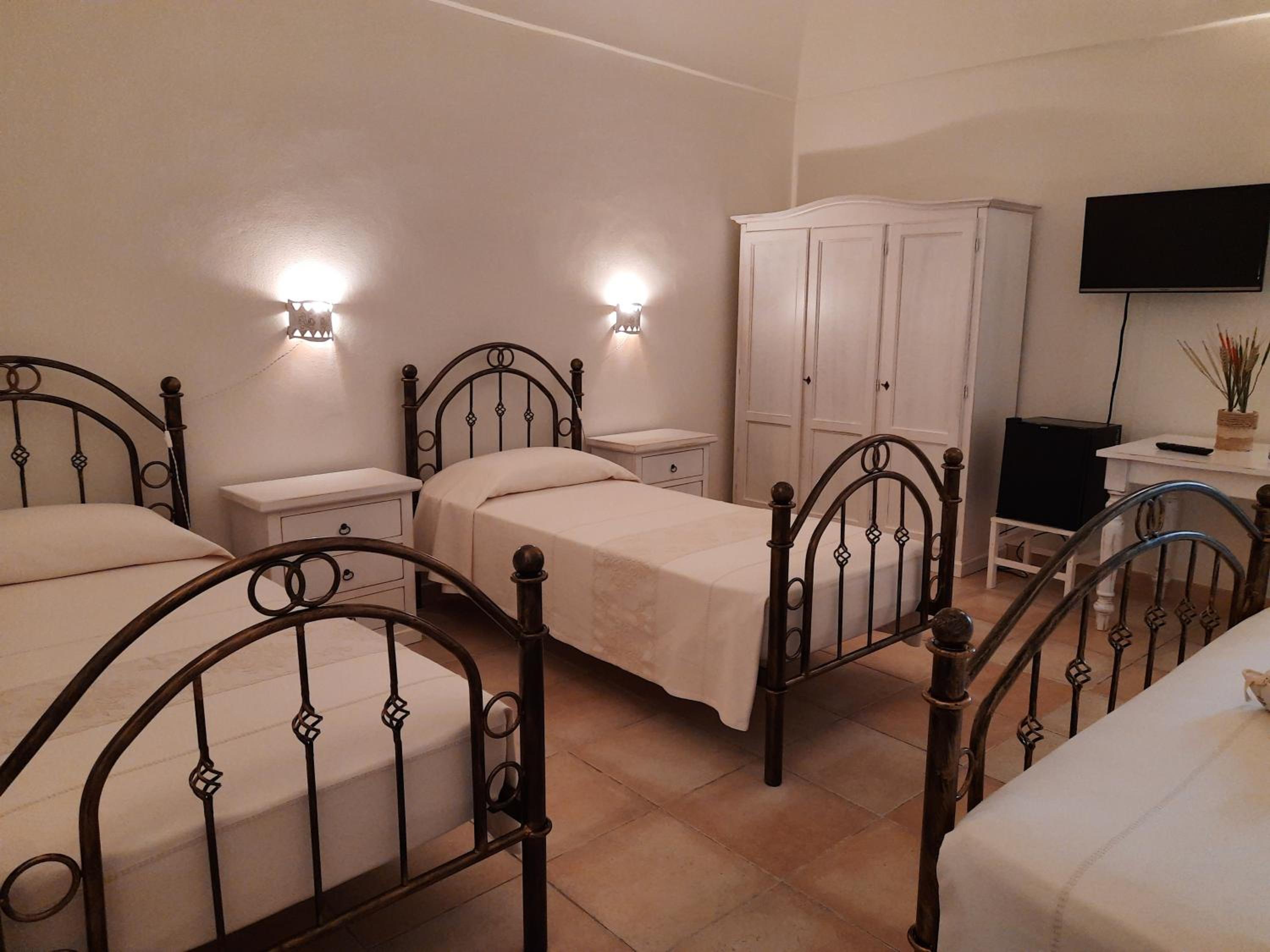 Quadruple Room with Balcony - Photo 2