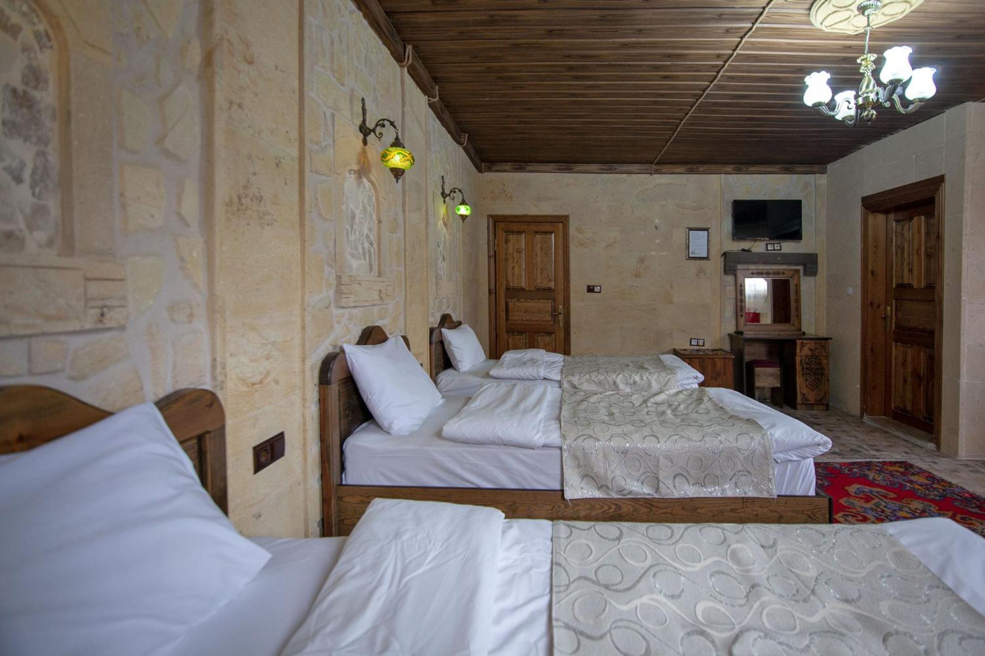 Economy Triple Room photo 2