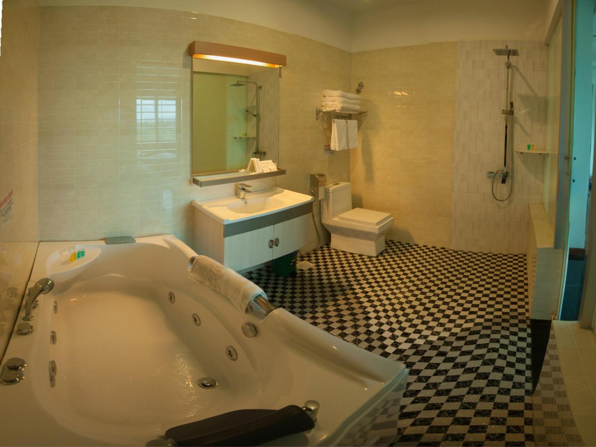 Superior Suite with Spa Bath photo 3