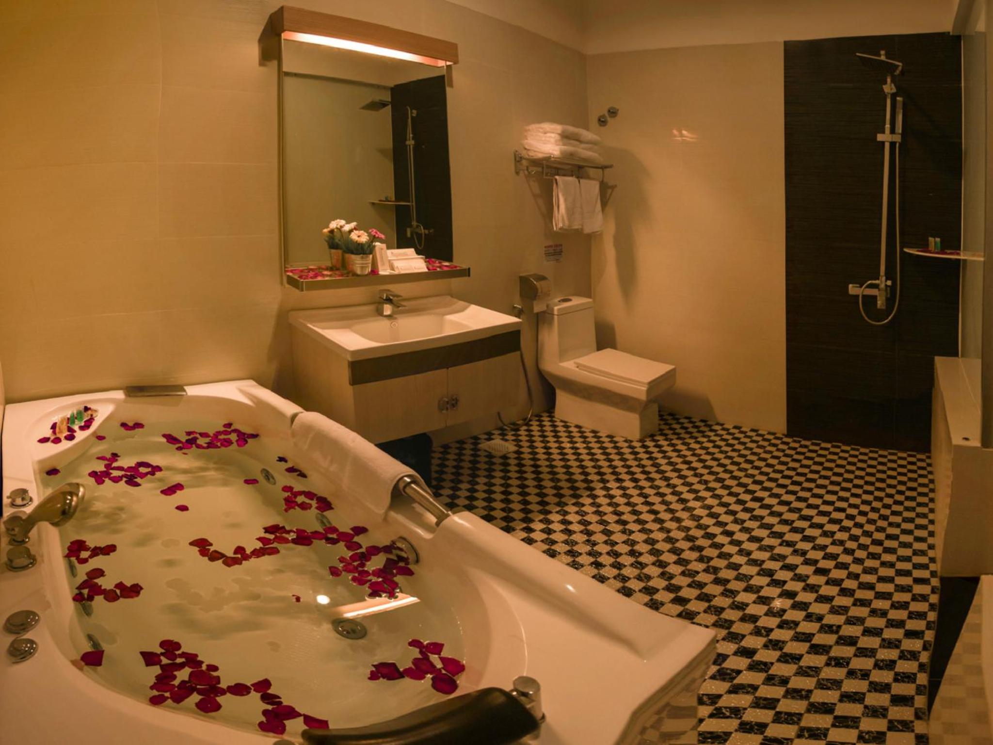 Deluxe Suite with Spa Bath photo 3