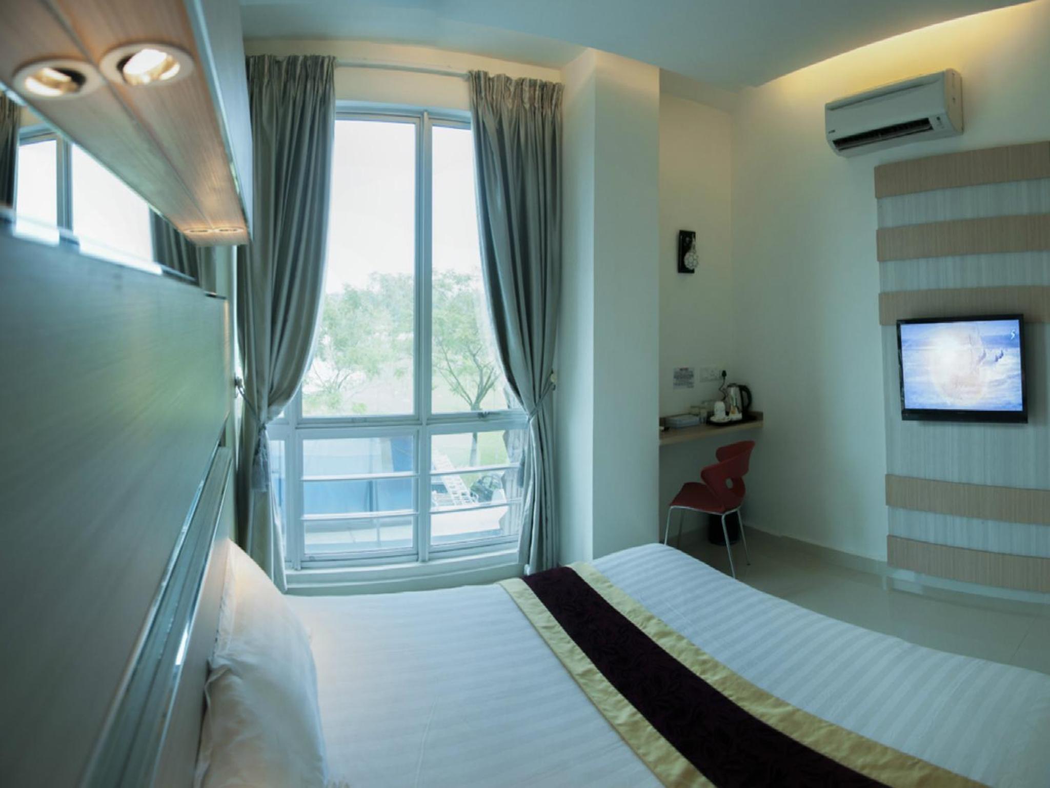 Standard King Room photo 3
