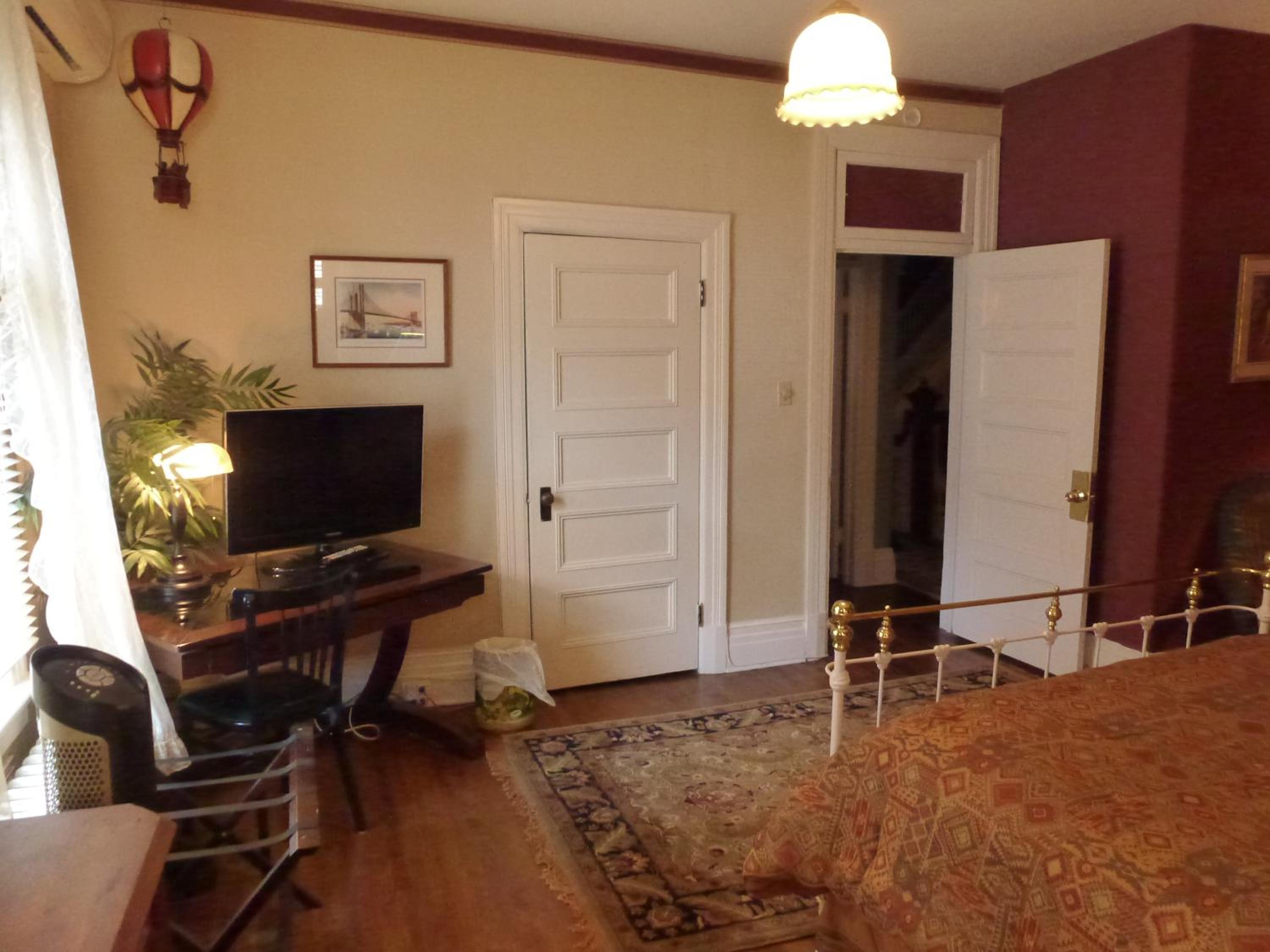 Queen Room with Balcony photo 3