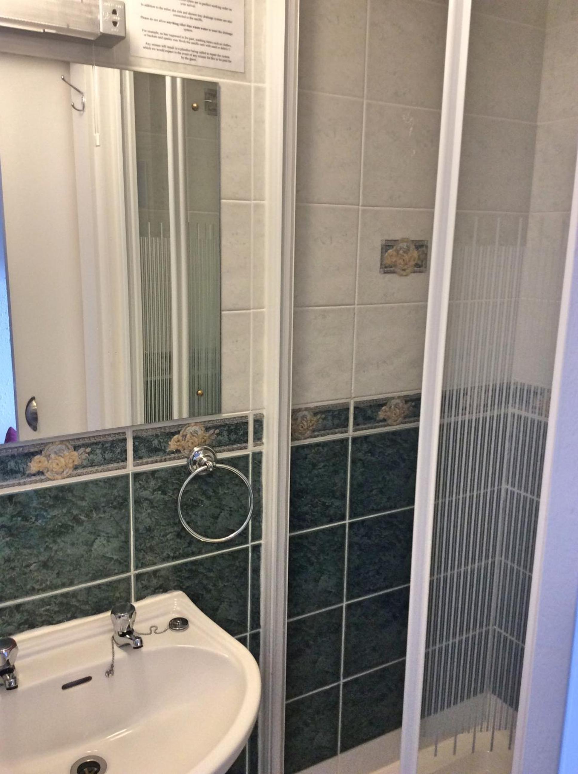 Single Room with En Suite photo 2