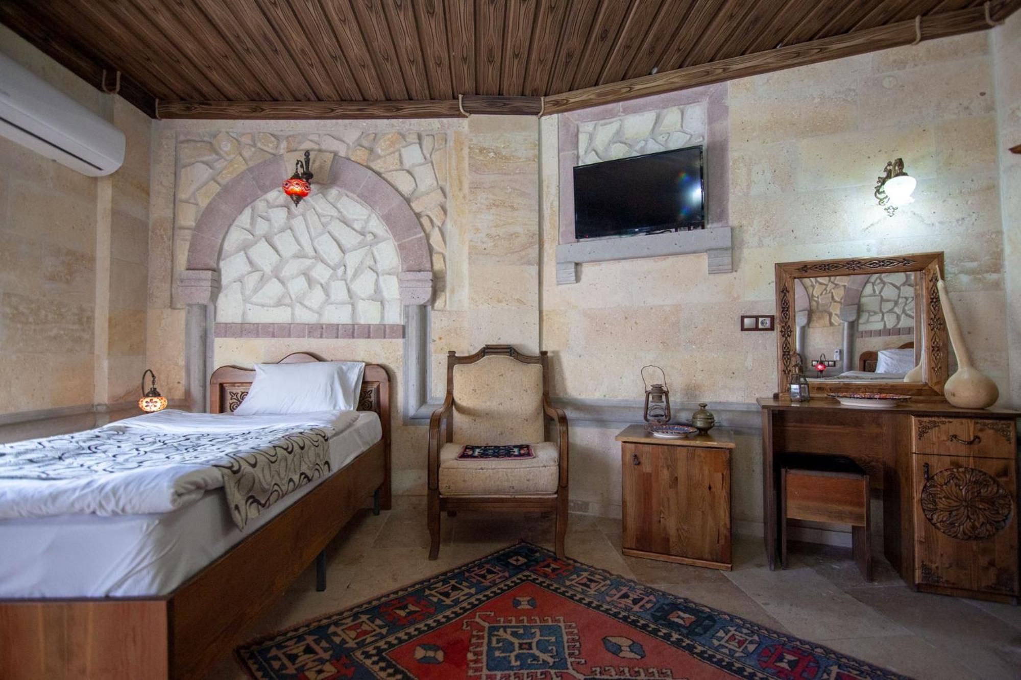 Deluxe Triple Room with Balcony photo 3