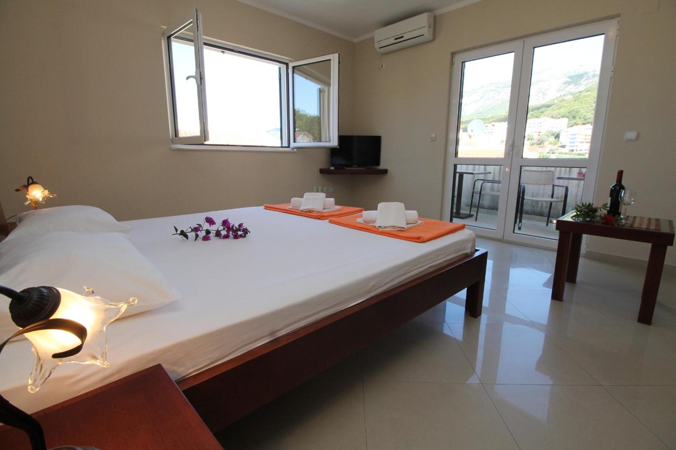 One-Bedroom Apartment with Balcony and Sea View (4 Adults)  photo 2