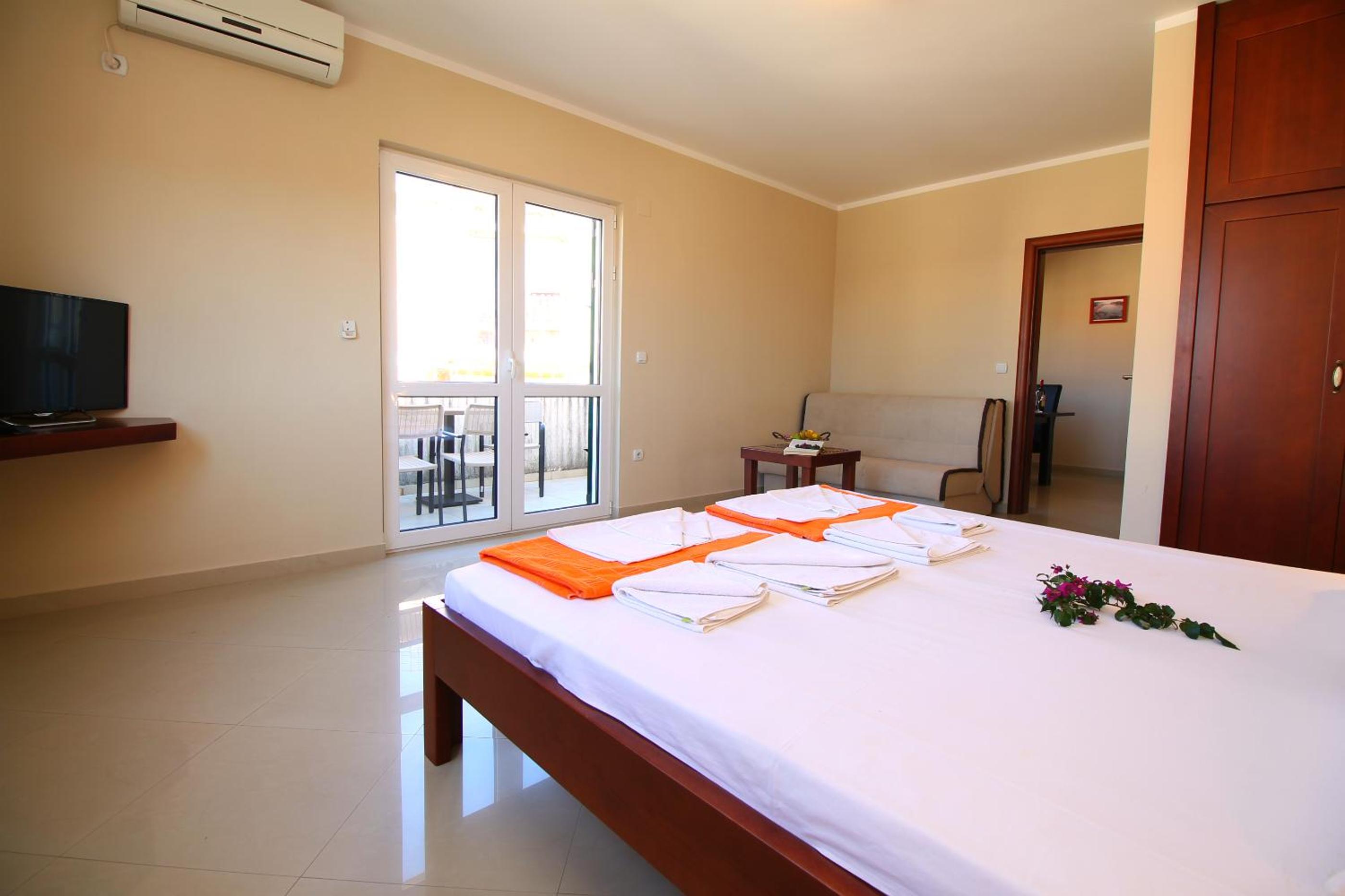 One-Bedroom Apartment with Balcony and Sea View (4 Adults) 